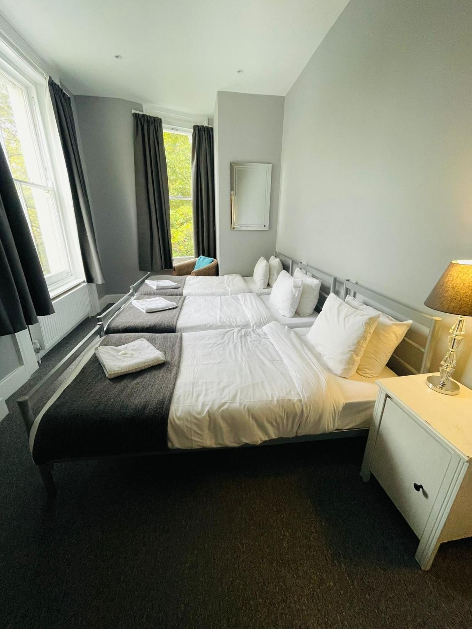 Basic Triple Room with Shared Bathroom photo 2