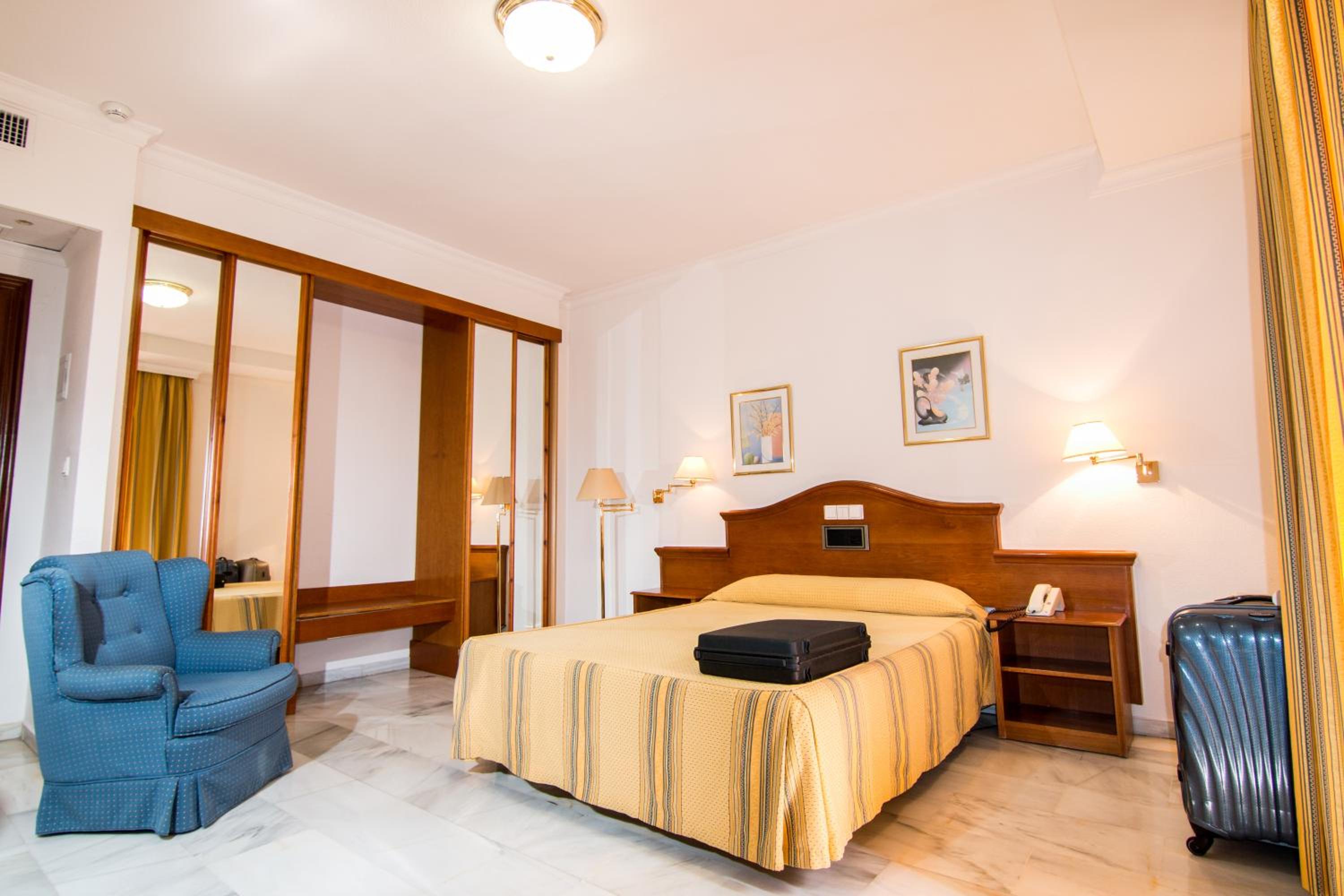 Twin Room with Extra Bed (2 Adults + 1 Child) photo 2