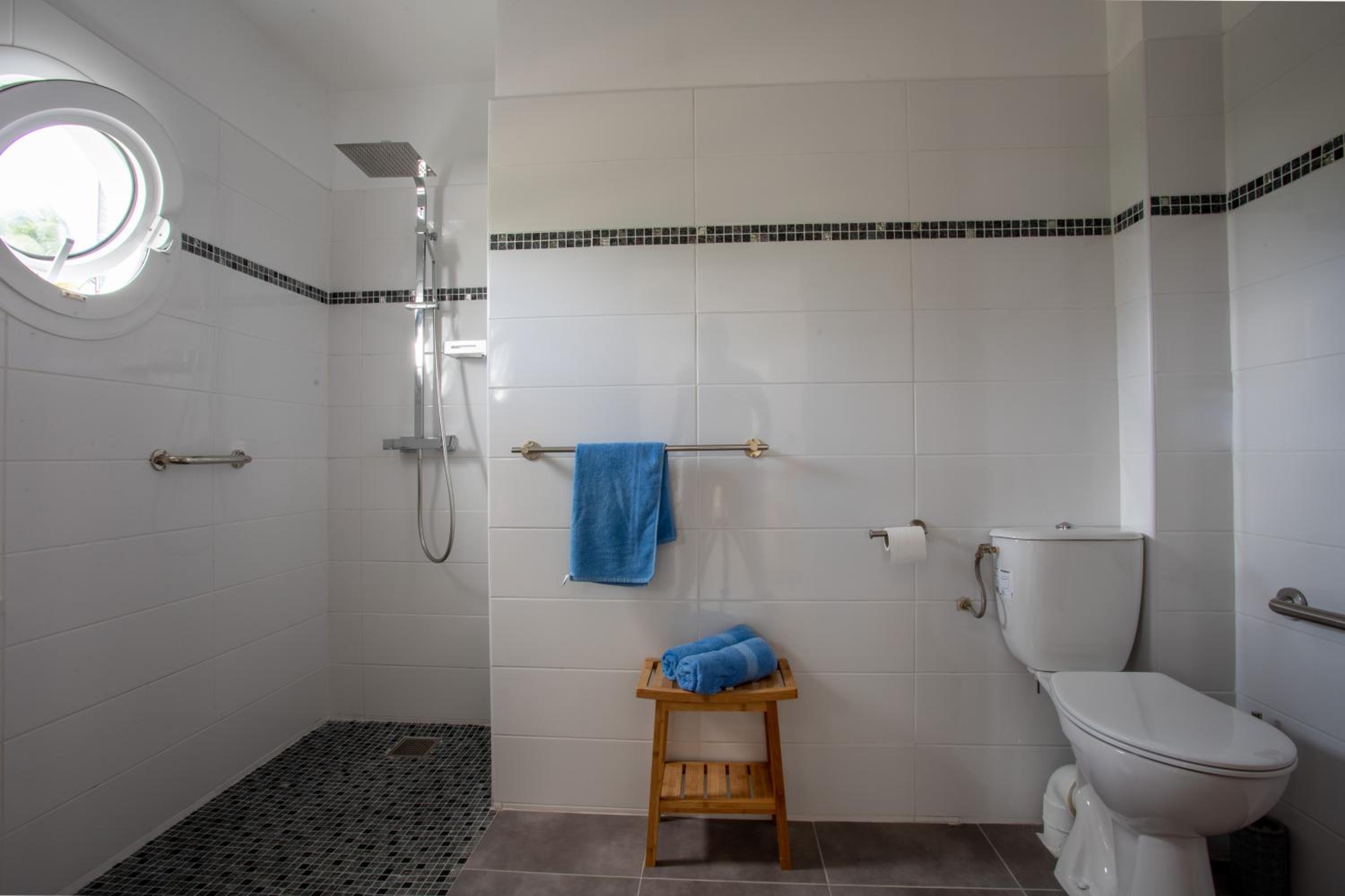 Suite with Hot Tub - Photo 6