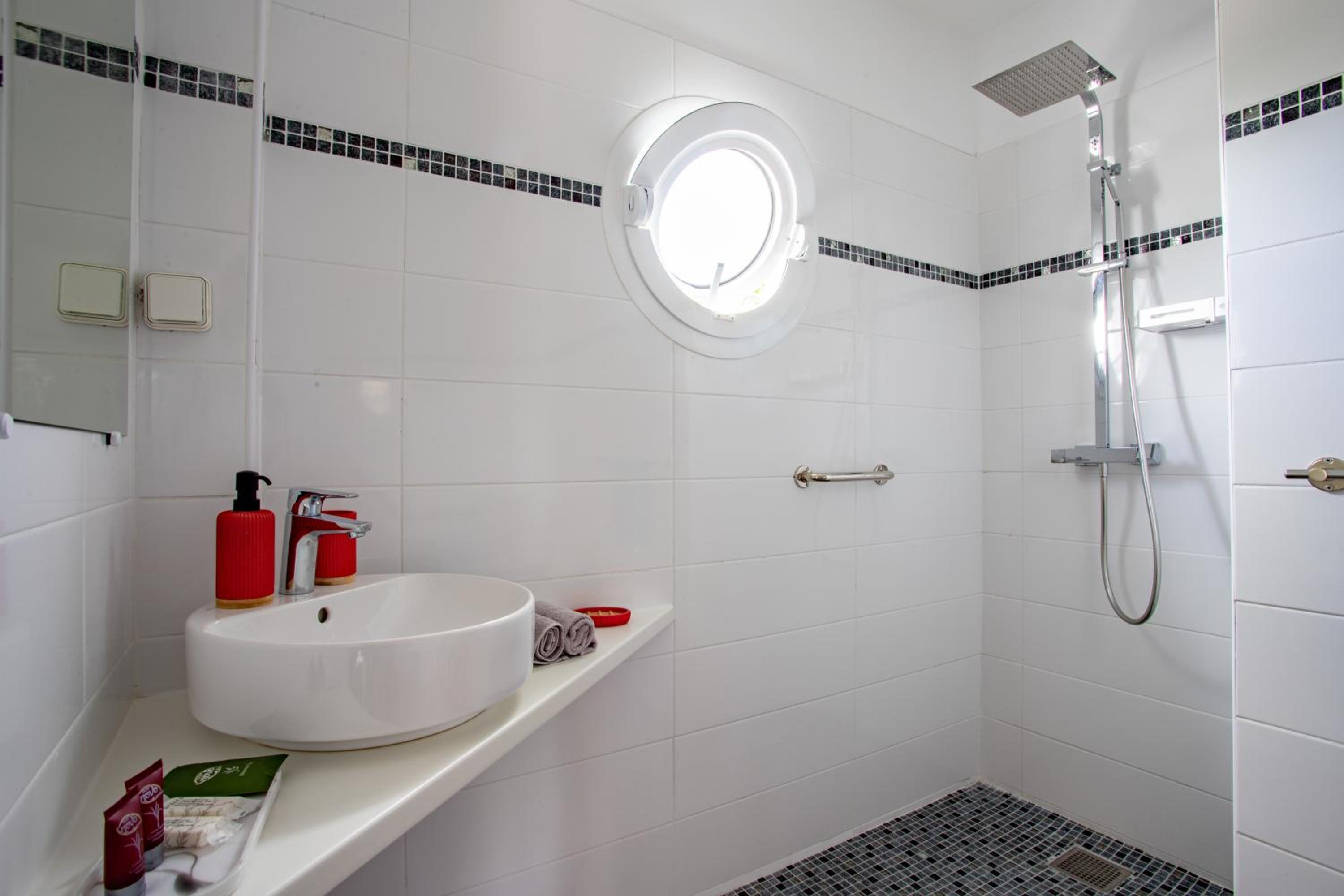 Suite with Hot Tub - Photo 10