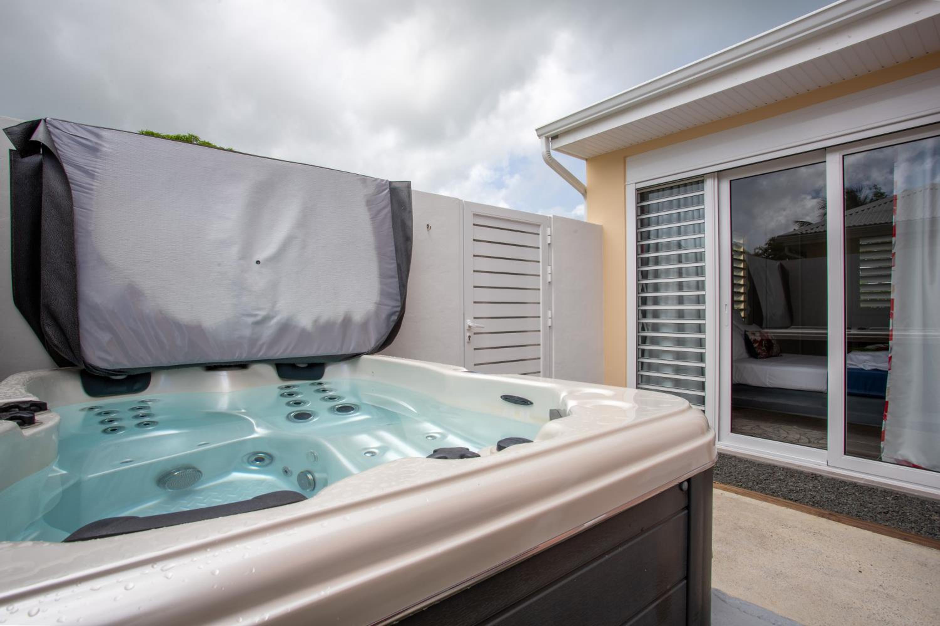 Suite with Hot Tub - Photo 17