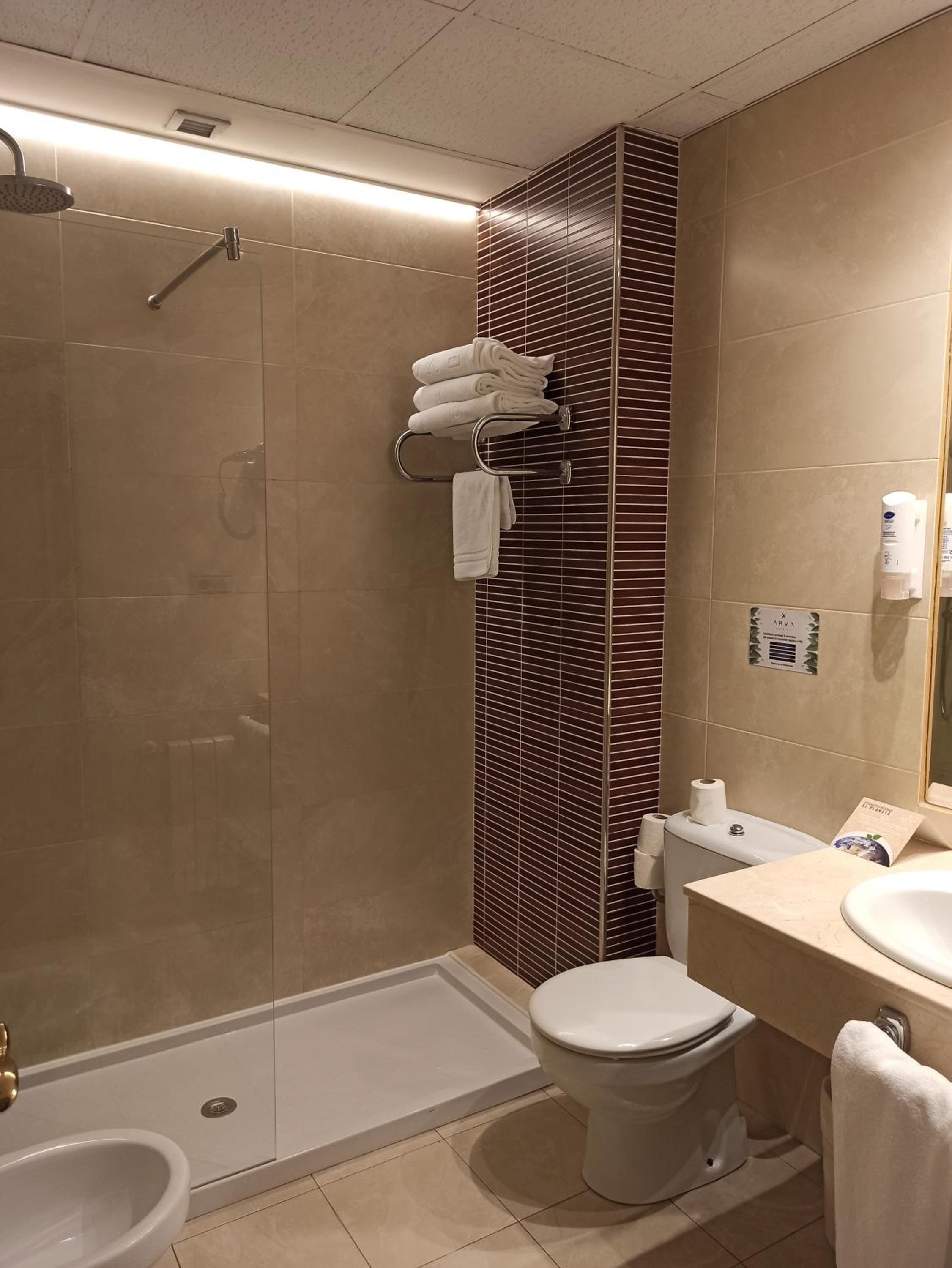 Twin Room - Photo 3