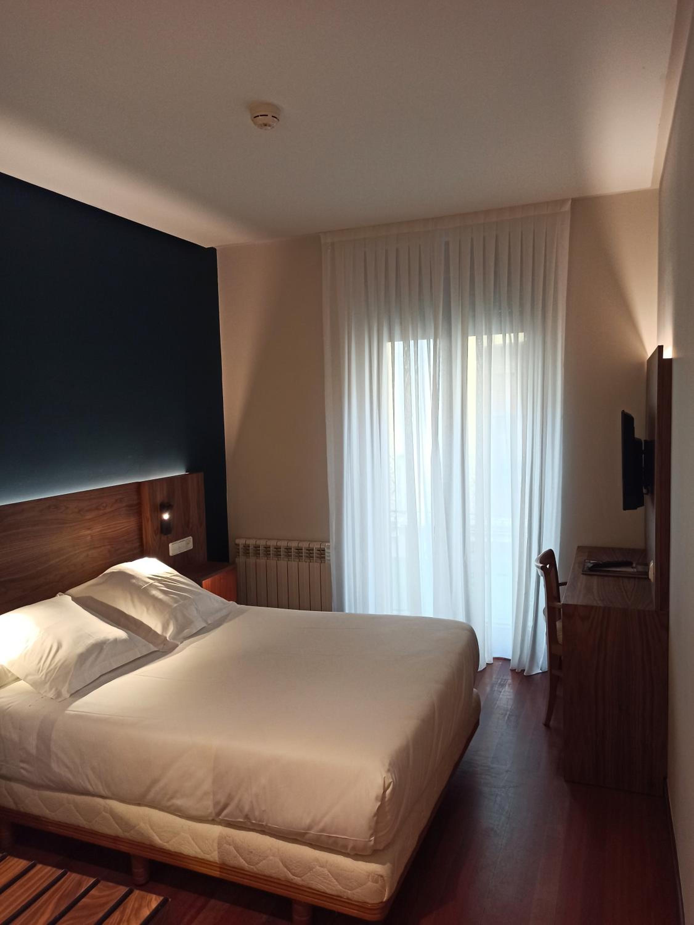 Deluxe Double or Twin Room with City View - Photo 5