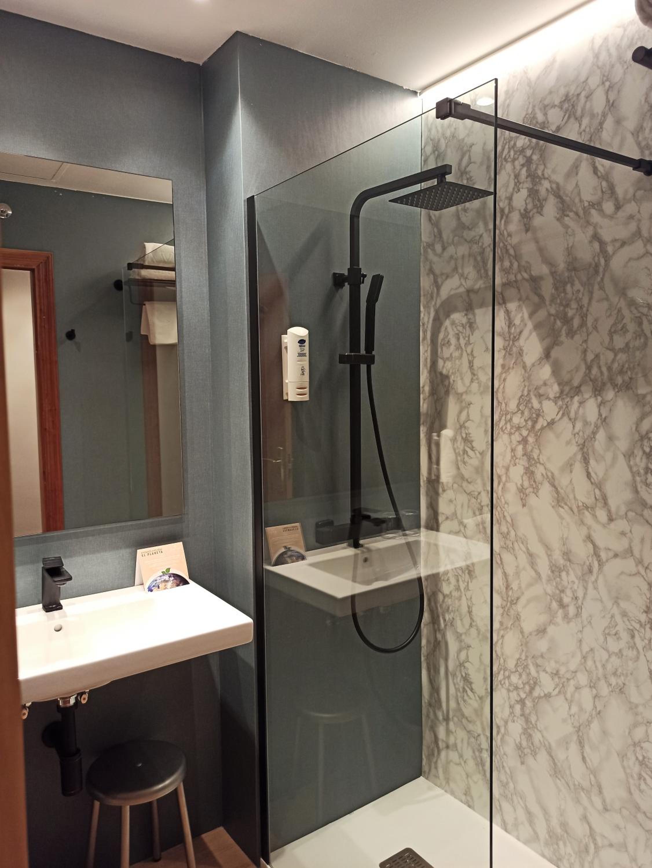 Deluxe Double or Twin Room with City View - Photo 4
