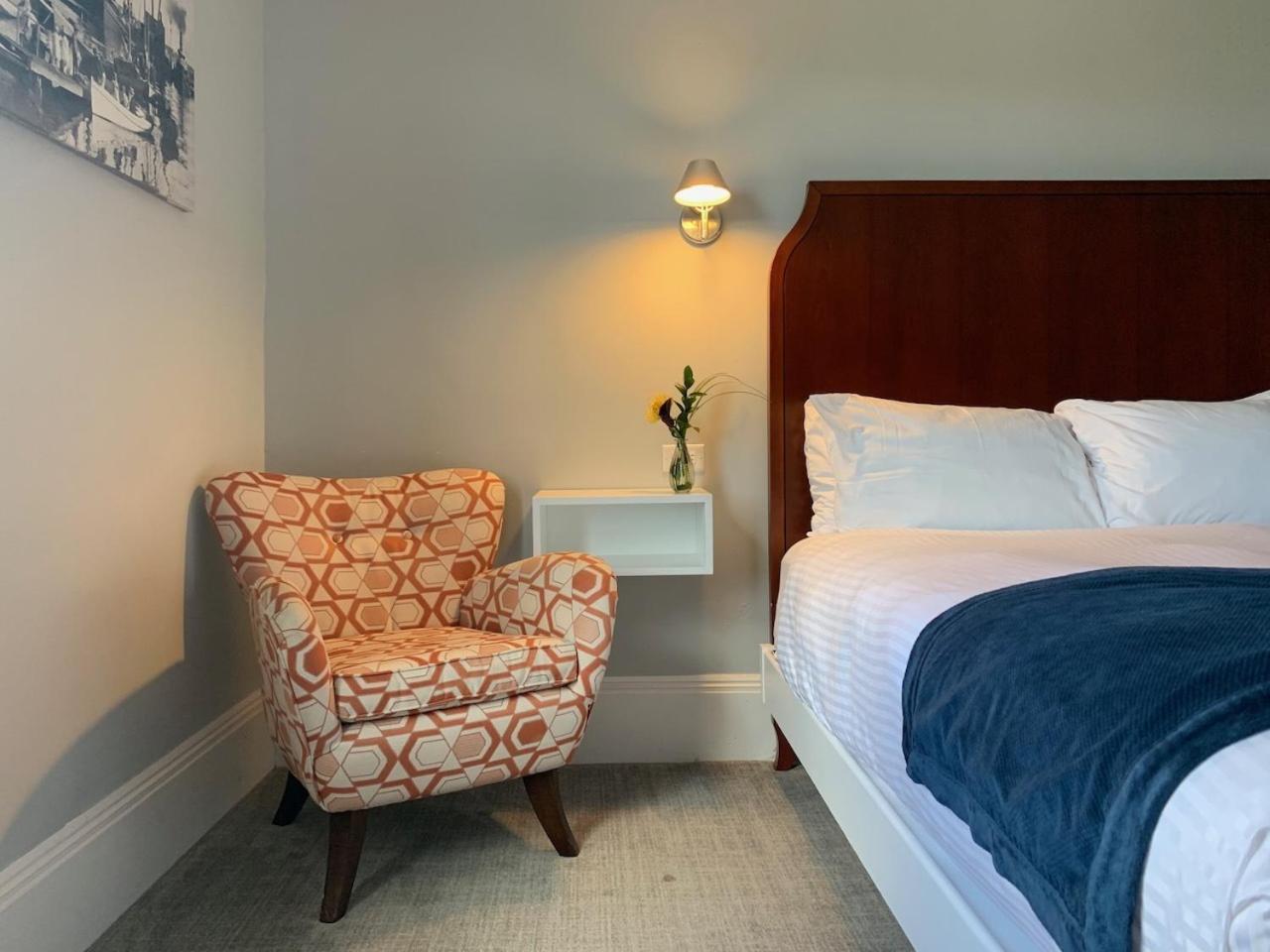 Queen Room photo 1