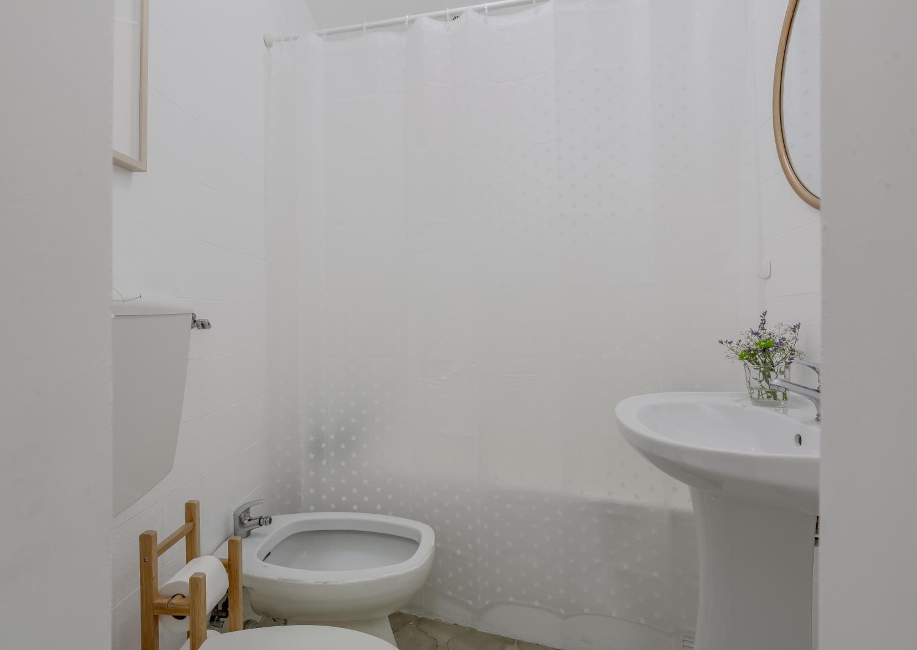 One-Bedroom Apartment - Photo 3