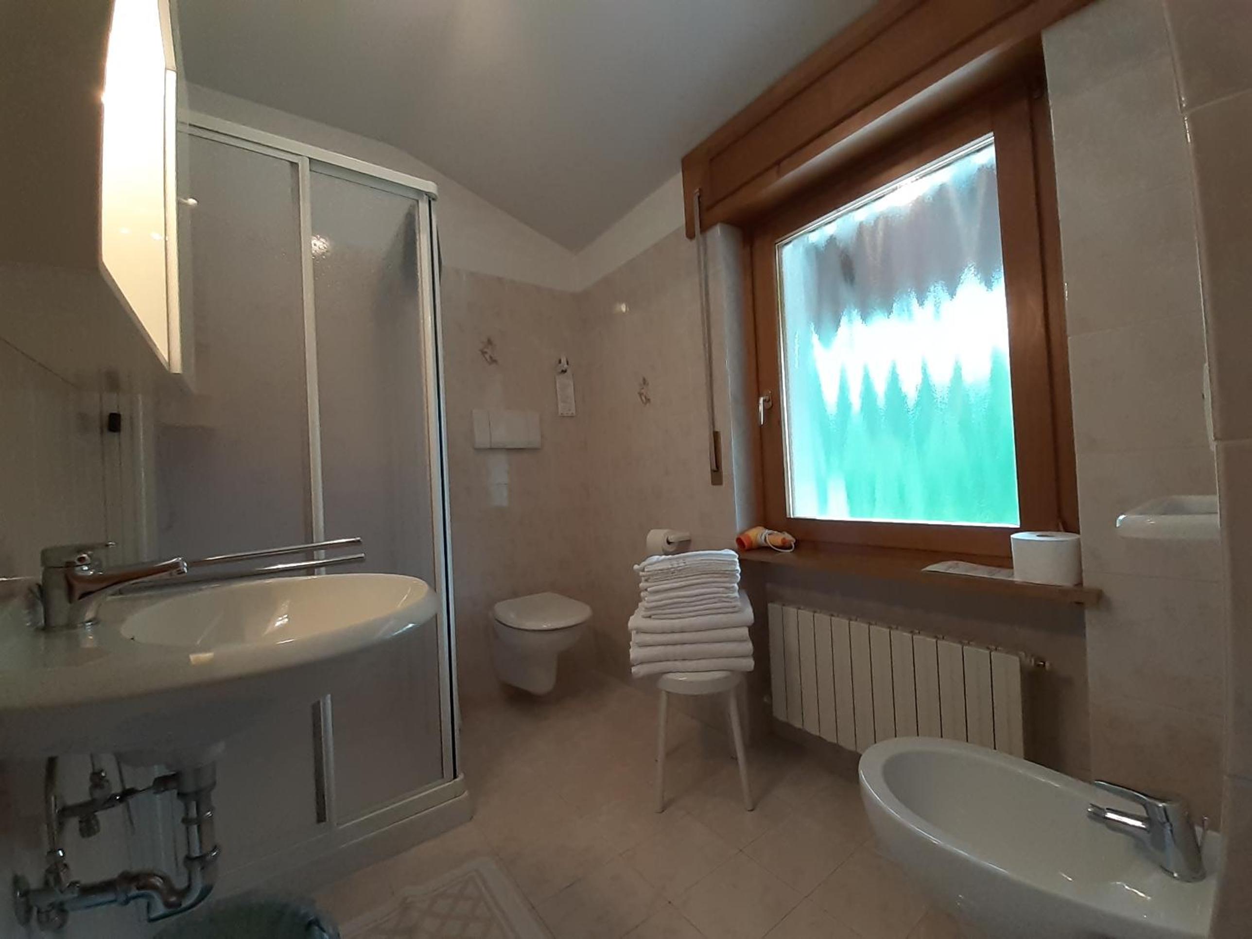 Quadruple Room with Balcony - Photo 5