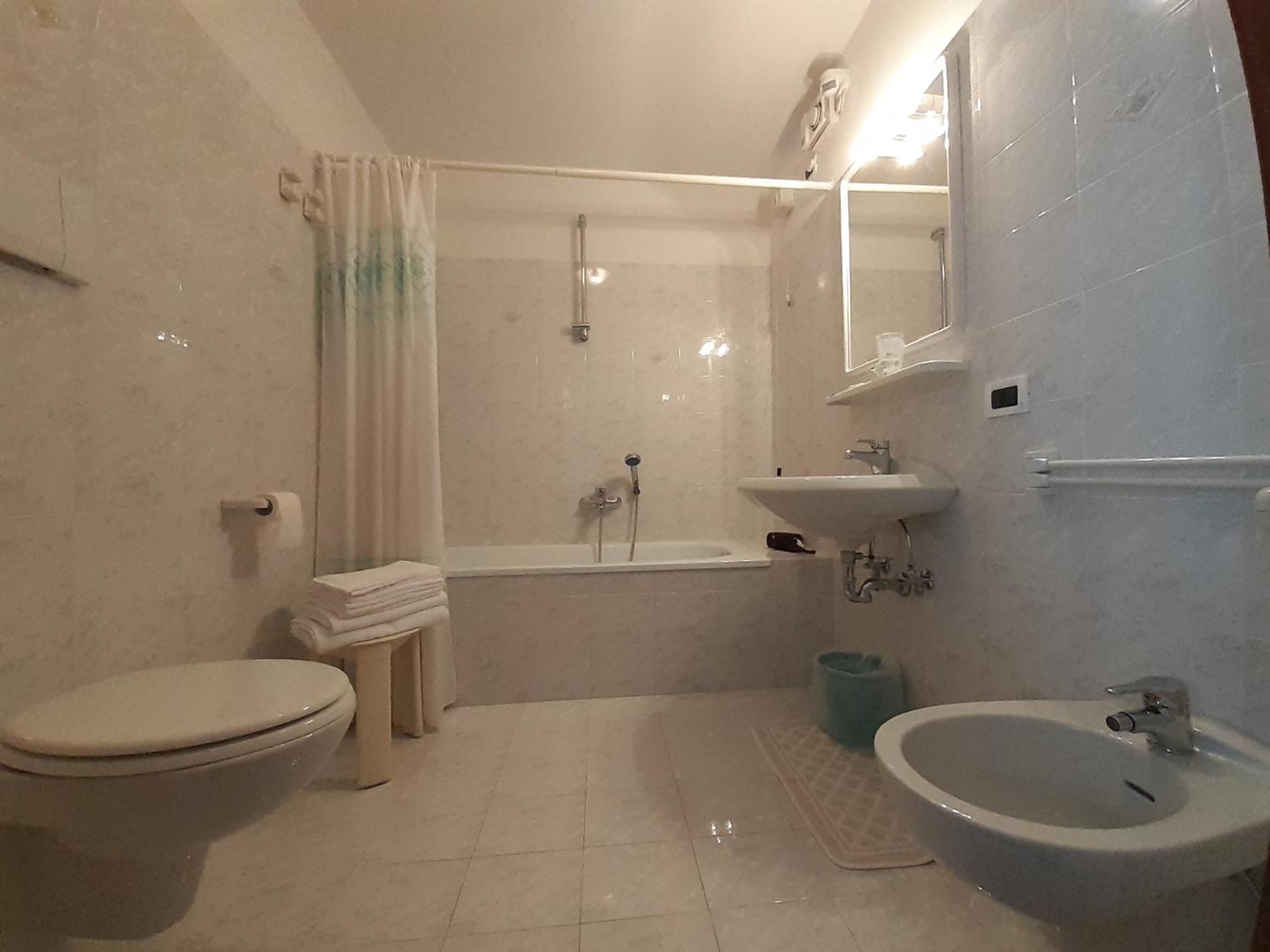 Triple Room with Bath - Photo 6