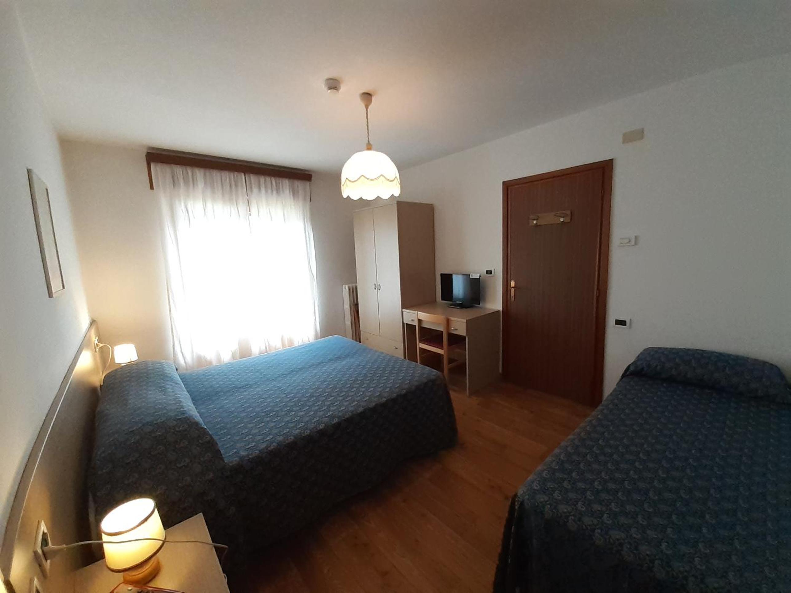 Triple Room with Bath - Photo 2