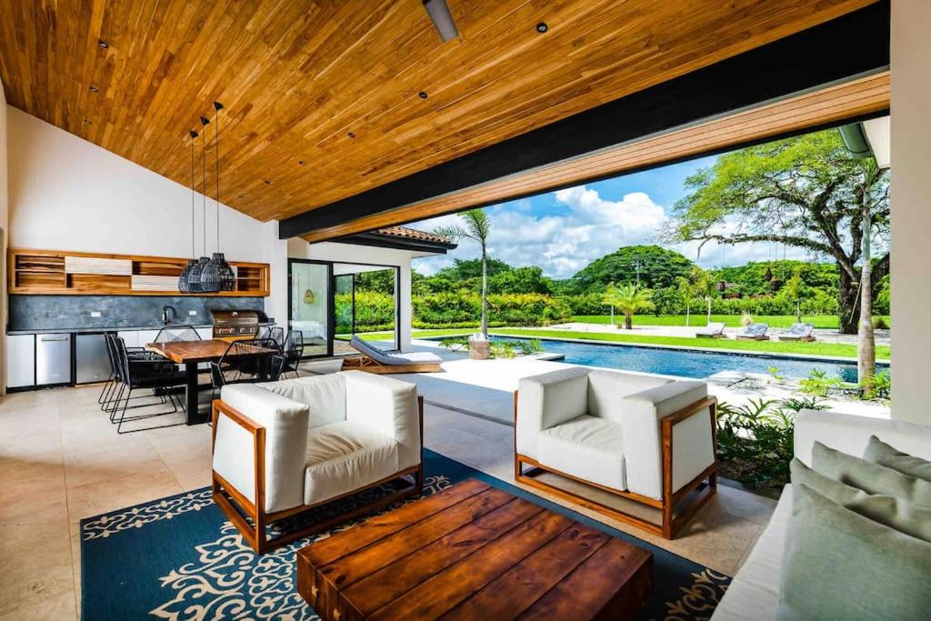 Villa photo 2