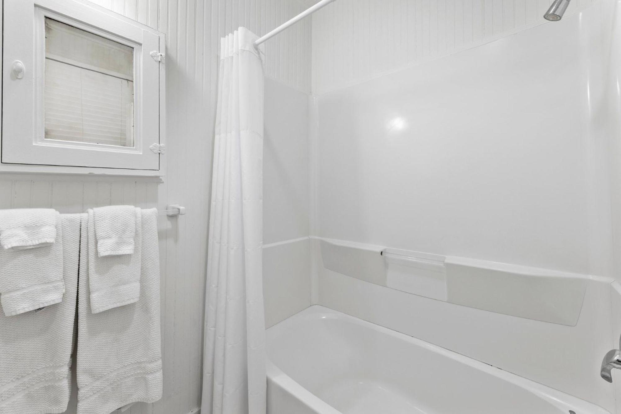 Deluxe Queen Room - Photo 8