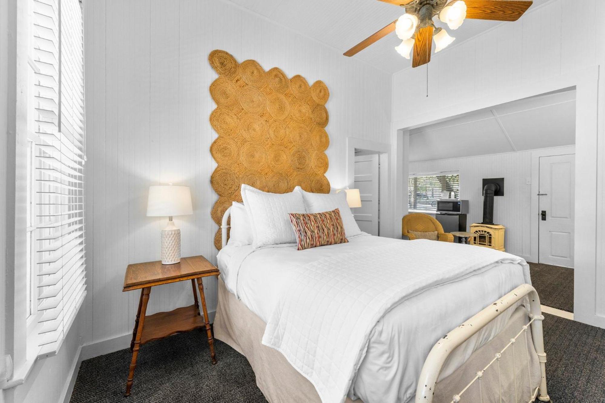Deluxe Queen Room - Photo 9