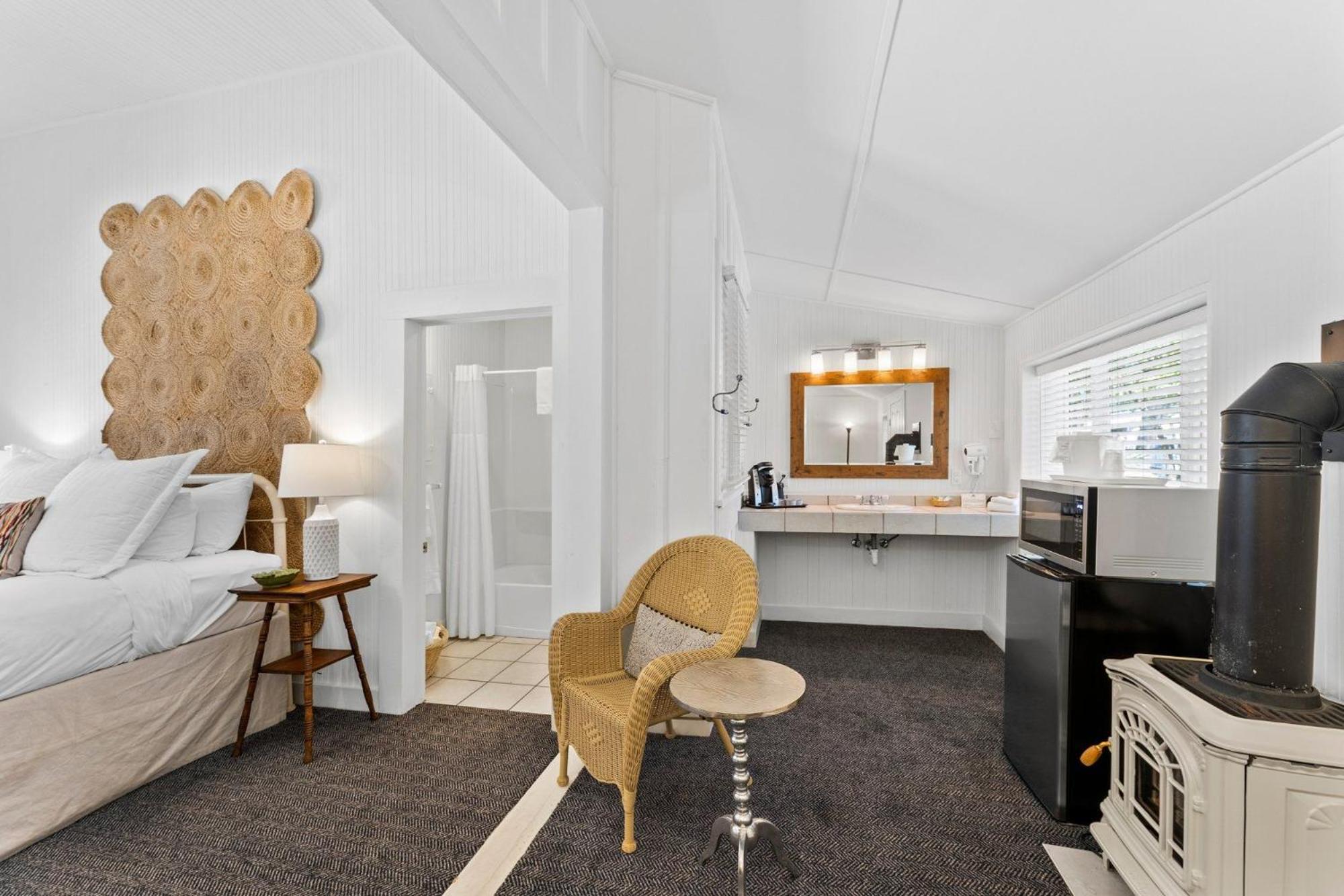 Deluxe Queen Room - Photo 7