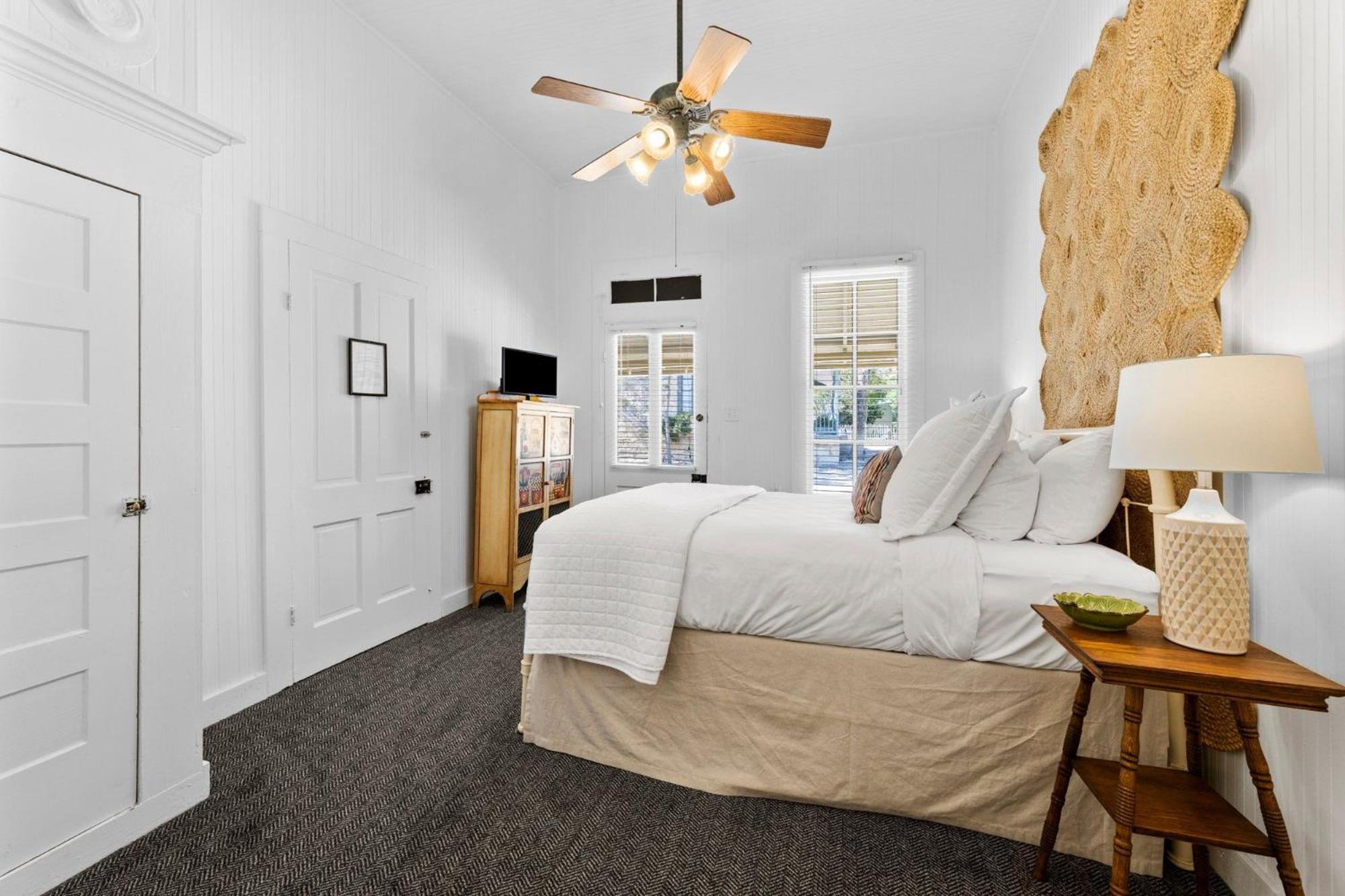 Deluxe Queen Room - Photo 6