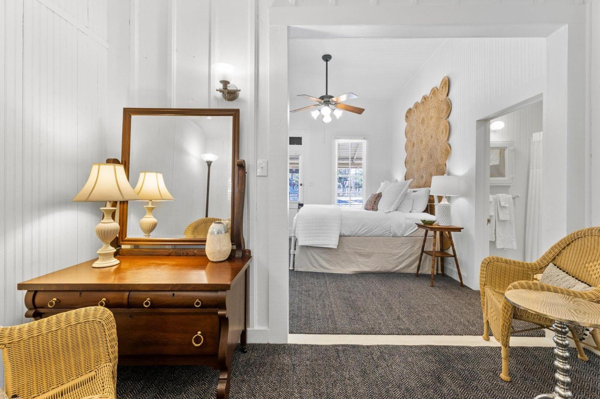 Deluxe Queen Room - Photo 1