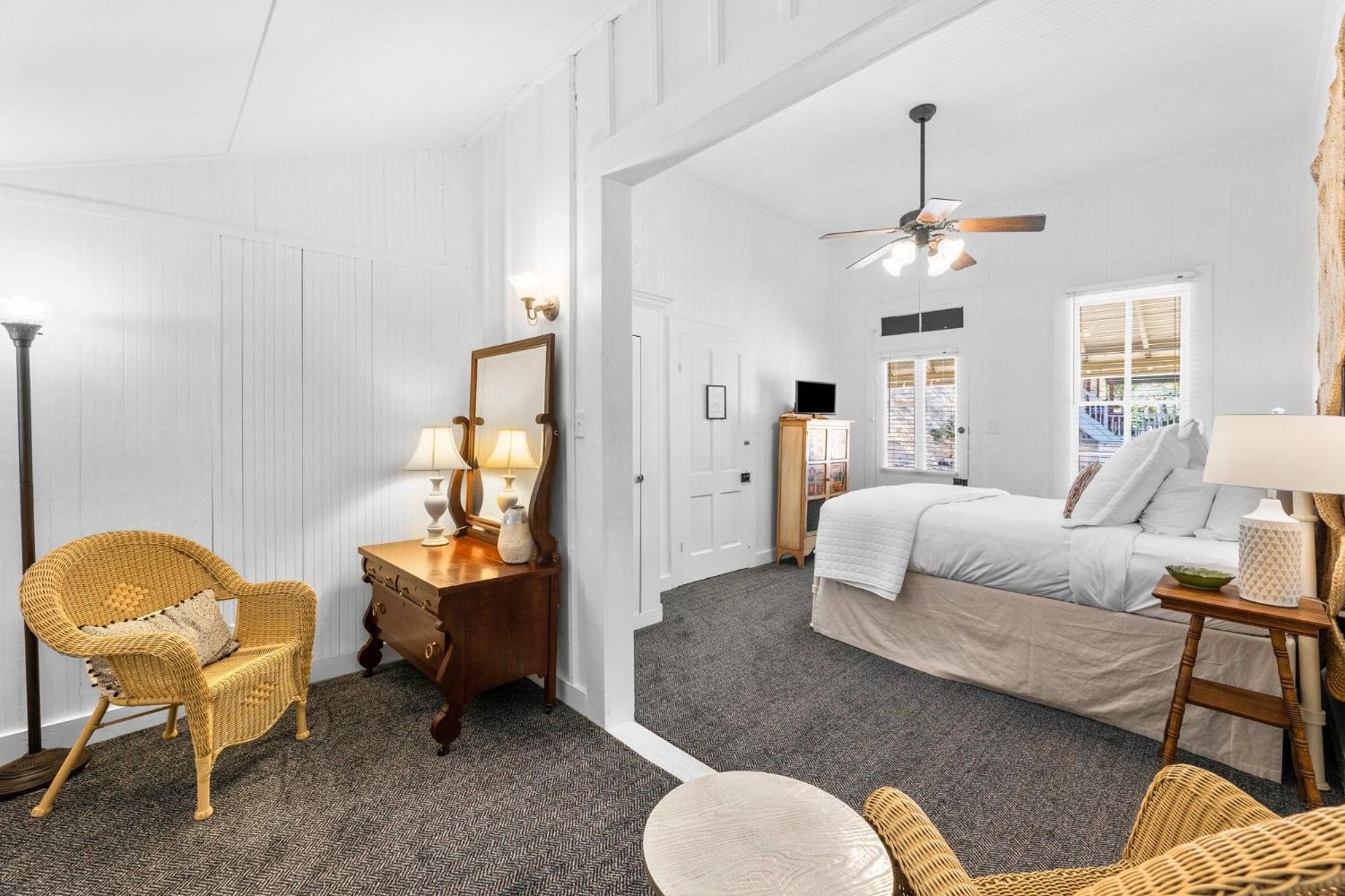 Deluxe Queen Room - Photo 10