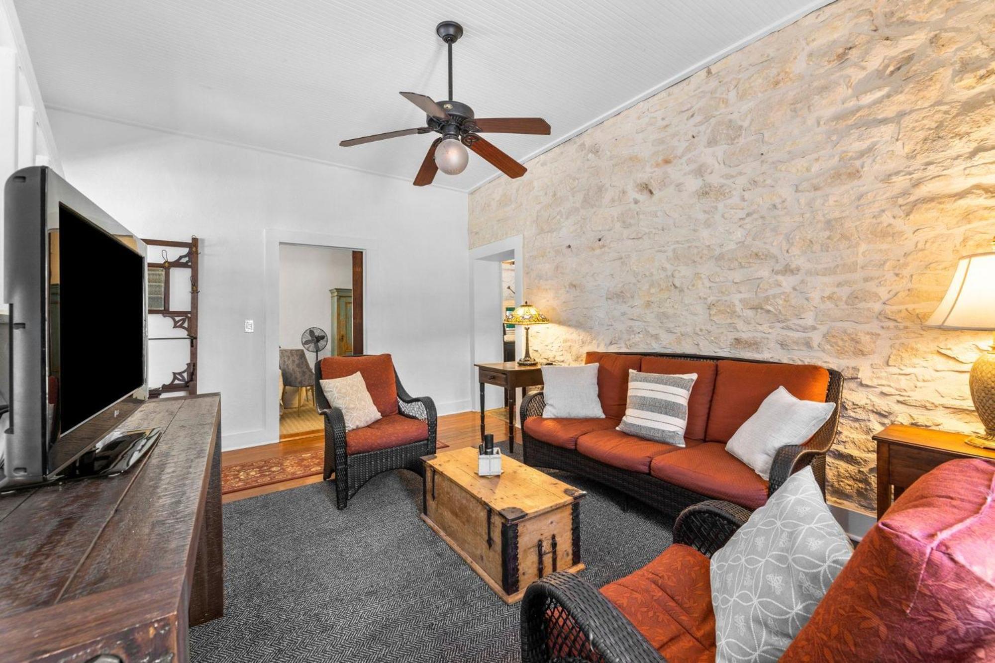 Two-Bedroom House - Photo 1