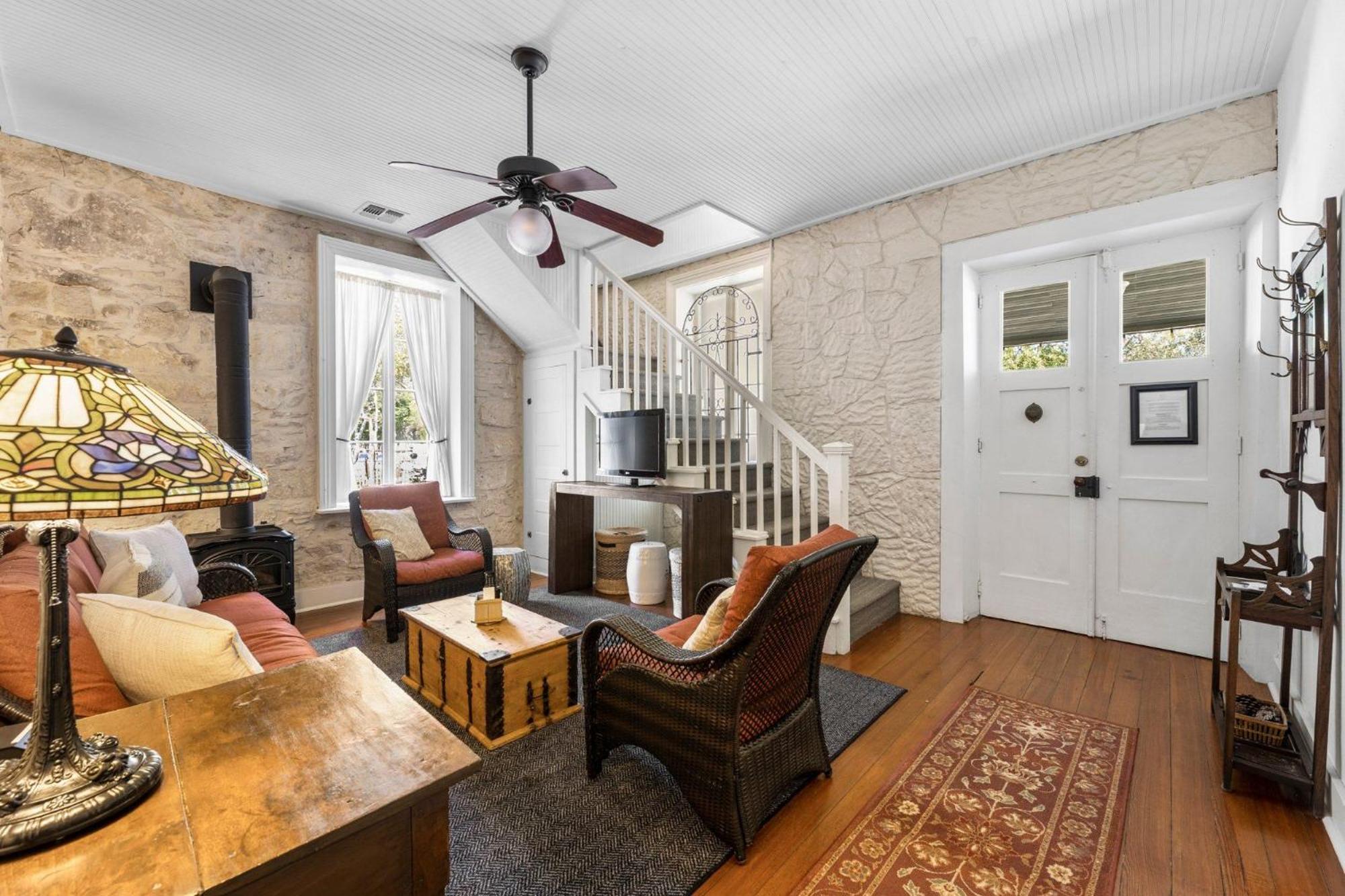 Two-Bedroom House - Photo 9