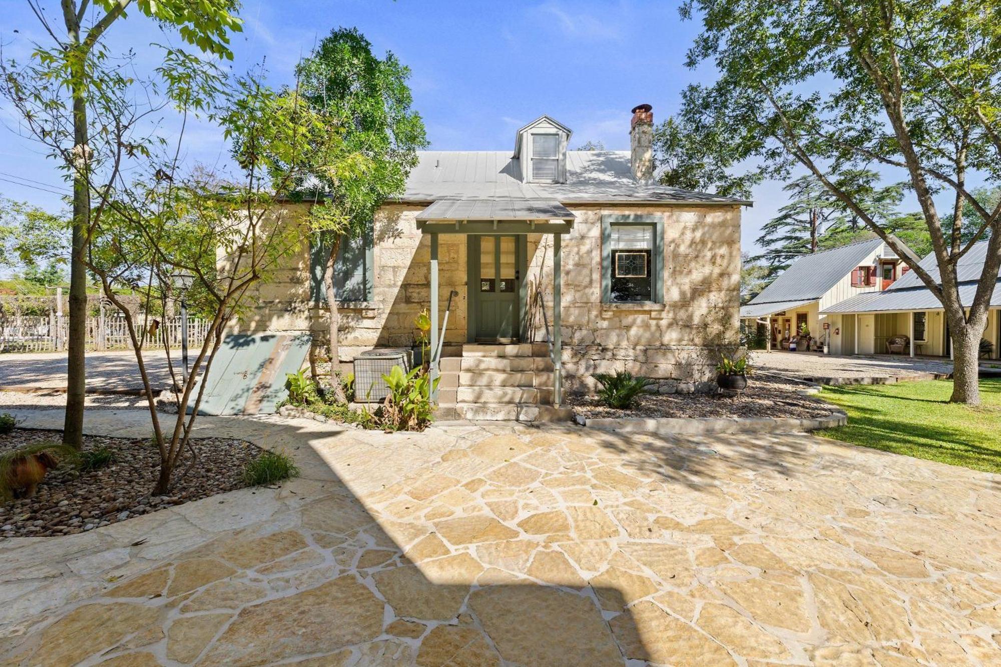 Two-Bedroom House - Photo 10