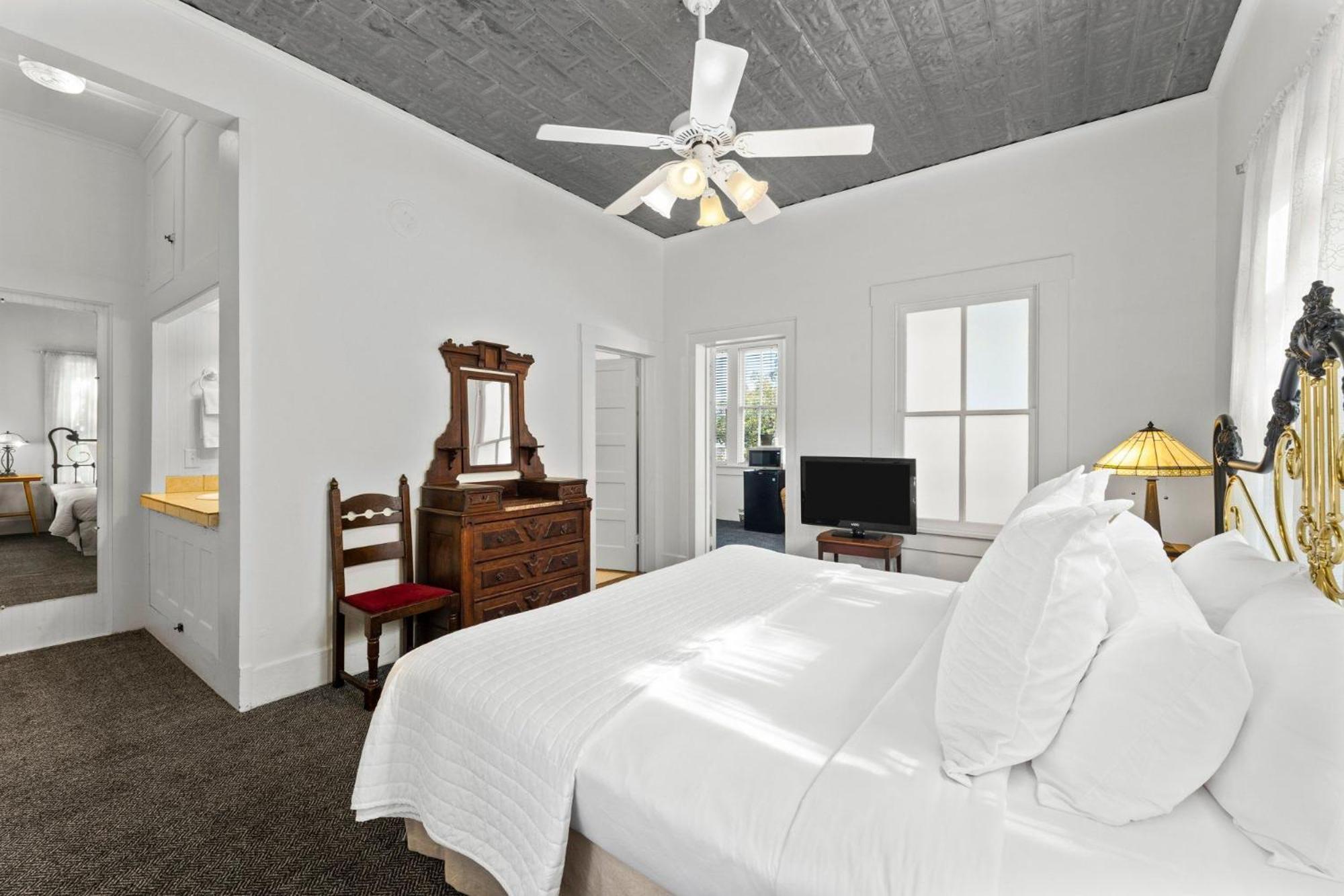 Two-Bedroom Suite - Photo 6