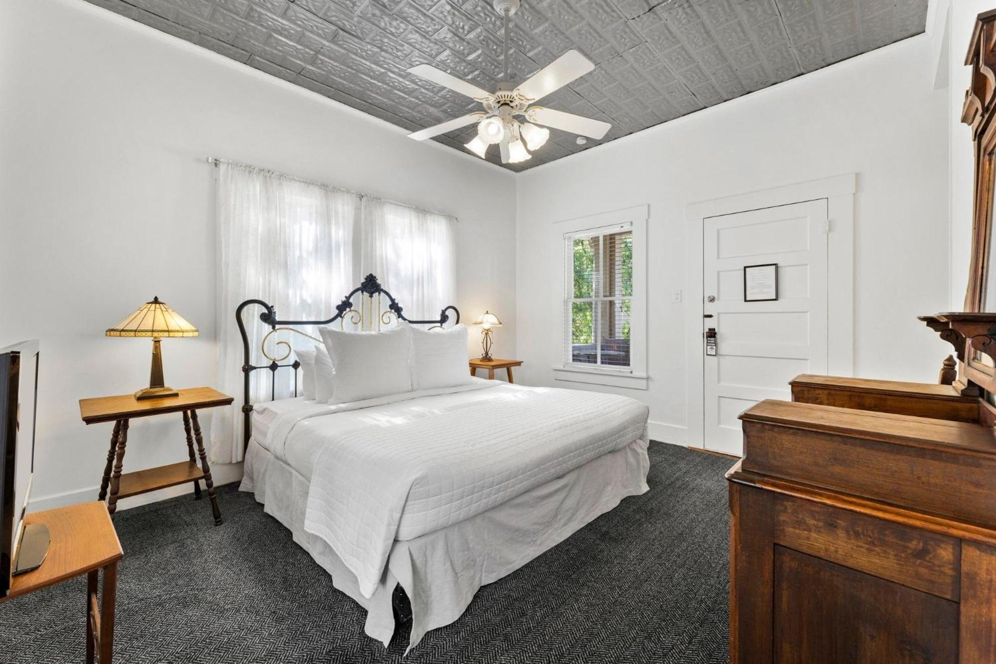 Two-Bedroom Suite - Photo 7