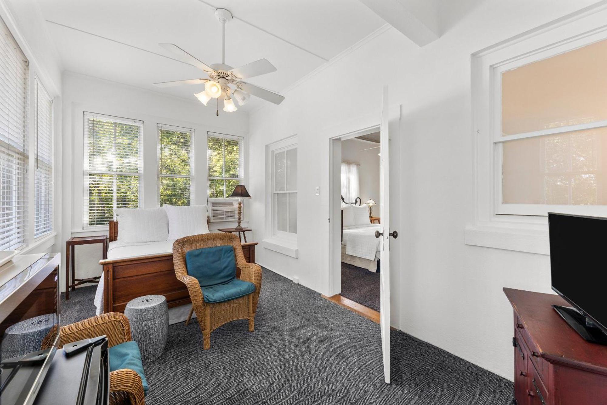 Two-Bedroom Suite - Photo 4
