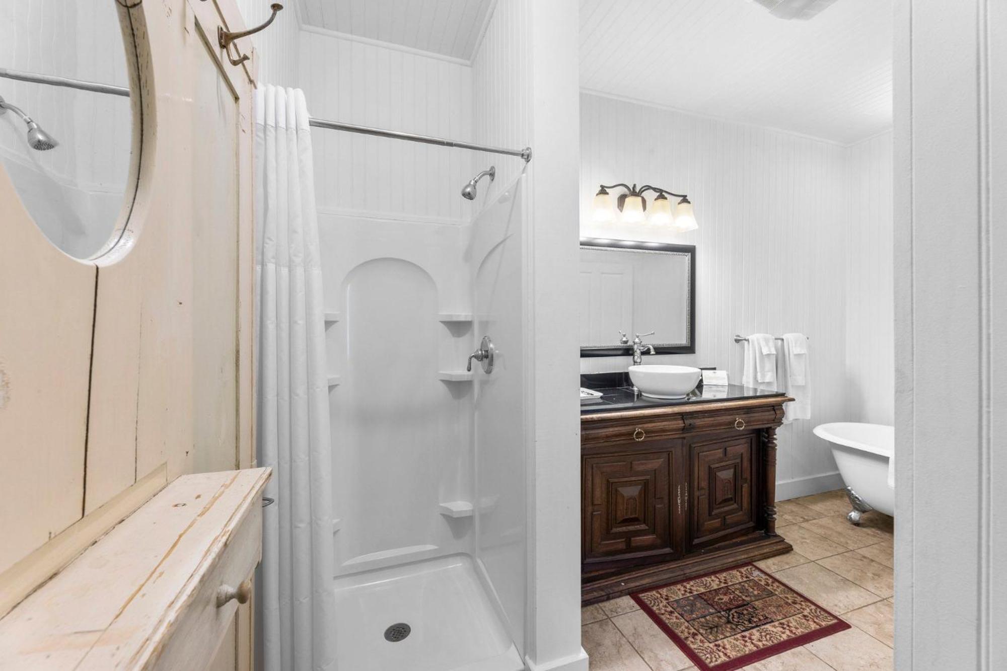 Superior King Suite - Photo 5
