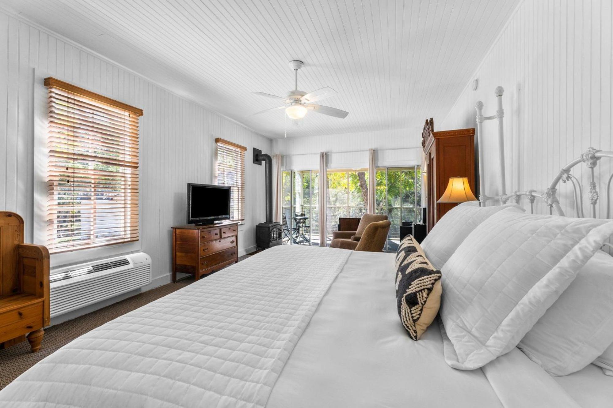 Superior King Suite - Photo 4