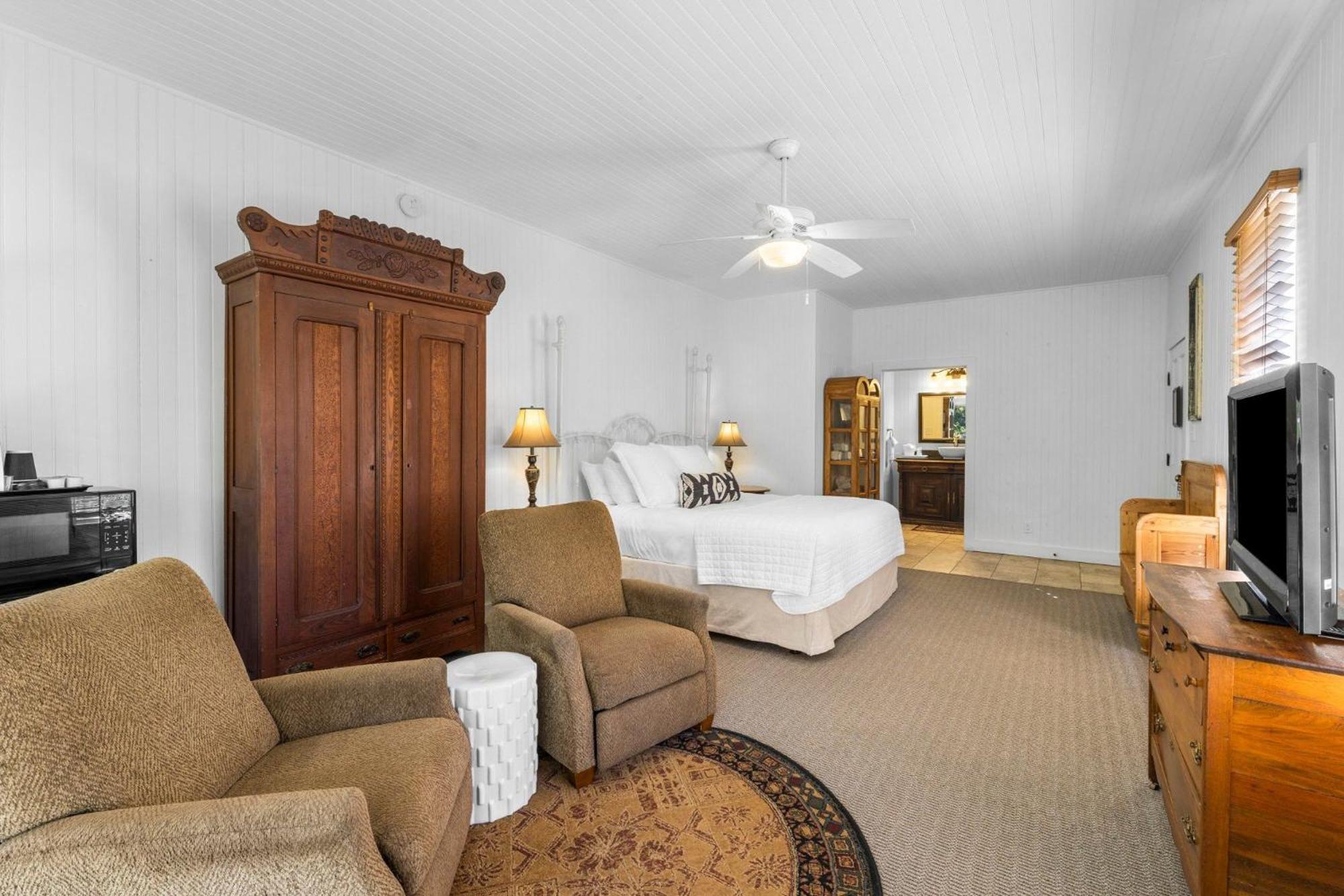 Superior King Suite - Photo 3