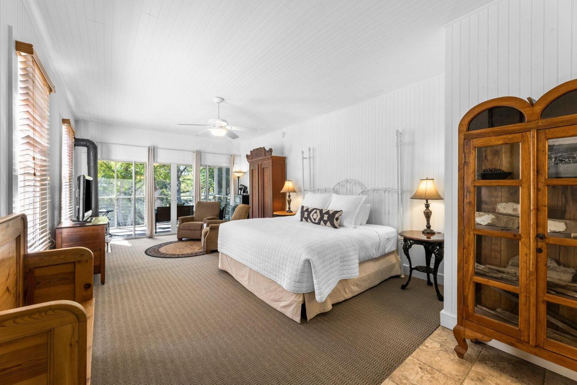 Superior King Suite - Photo 1