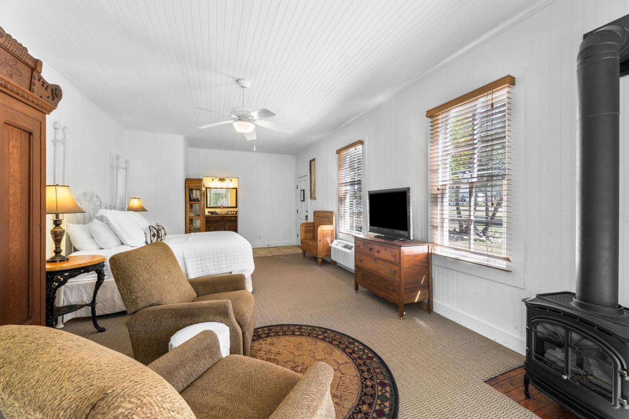 Superior King Suite - Photo 2