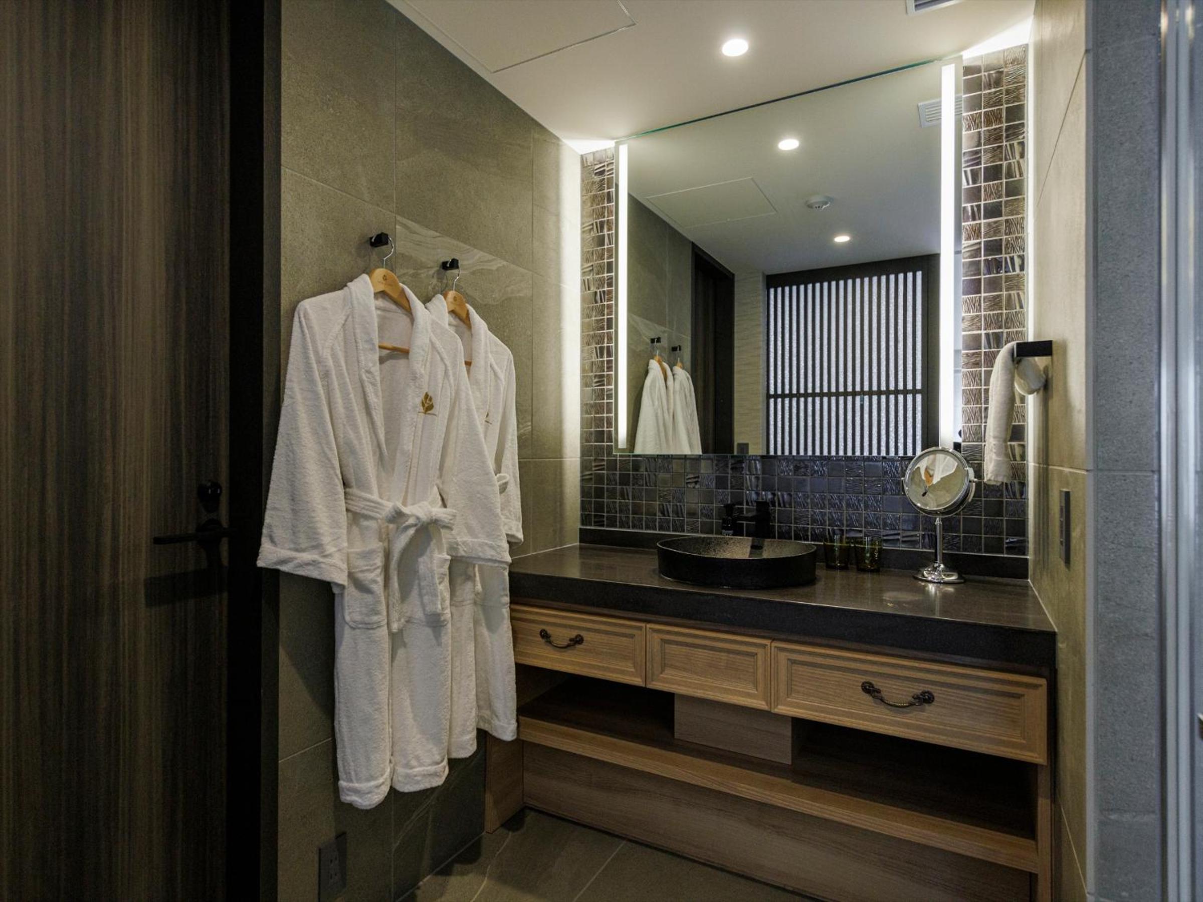 Premium Twin Room (2 Adults) - Photo 23