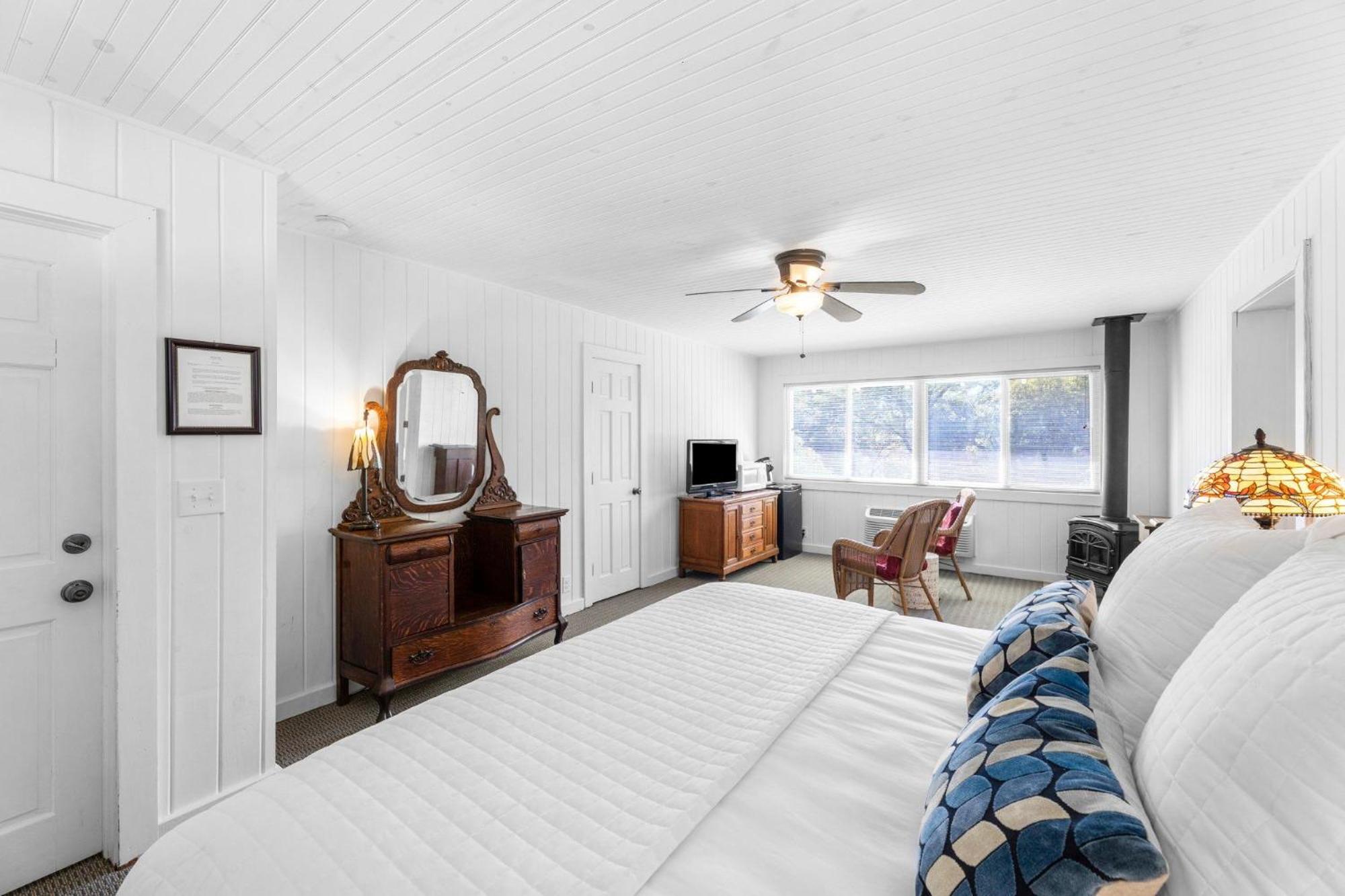 Deluxe King Suite - Photo 7