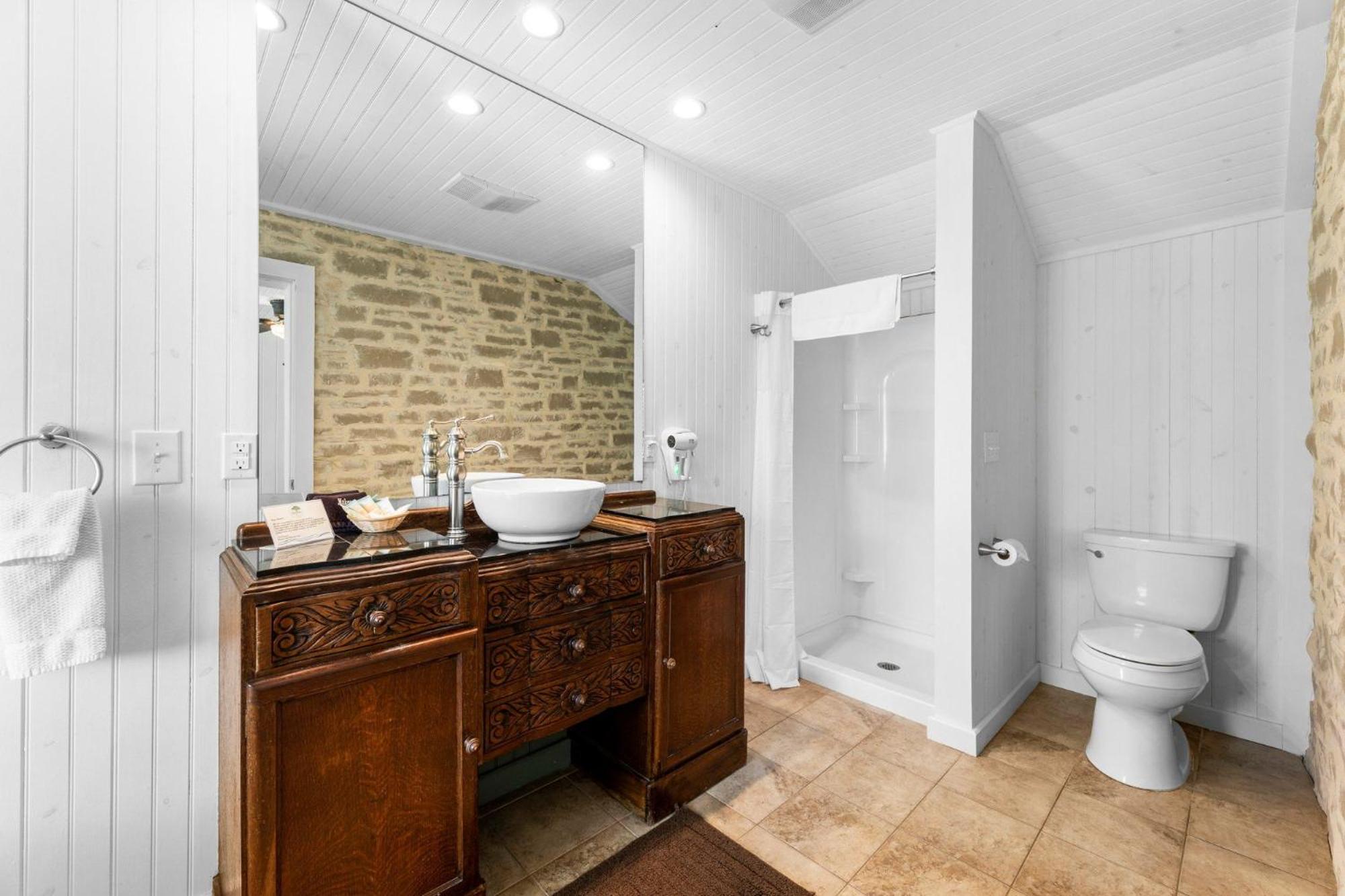 Deluxe King Suite - Photo 2