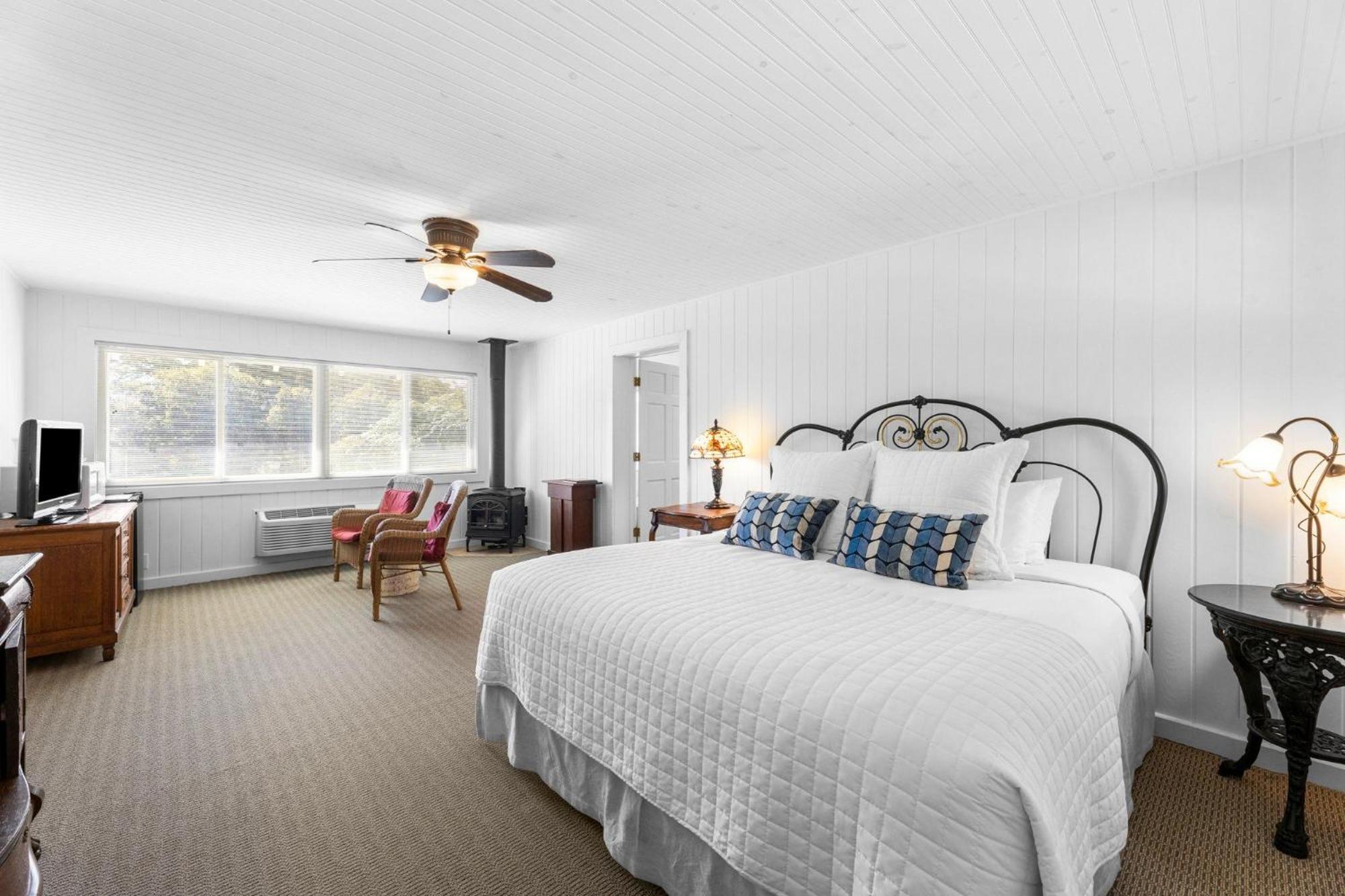 Deluxe King Suite - Photo 1