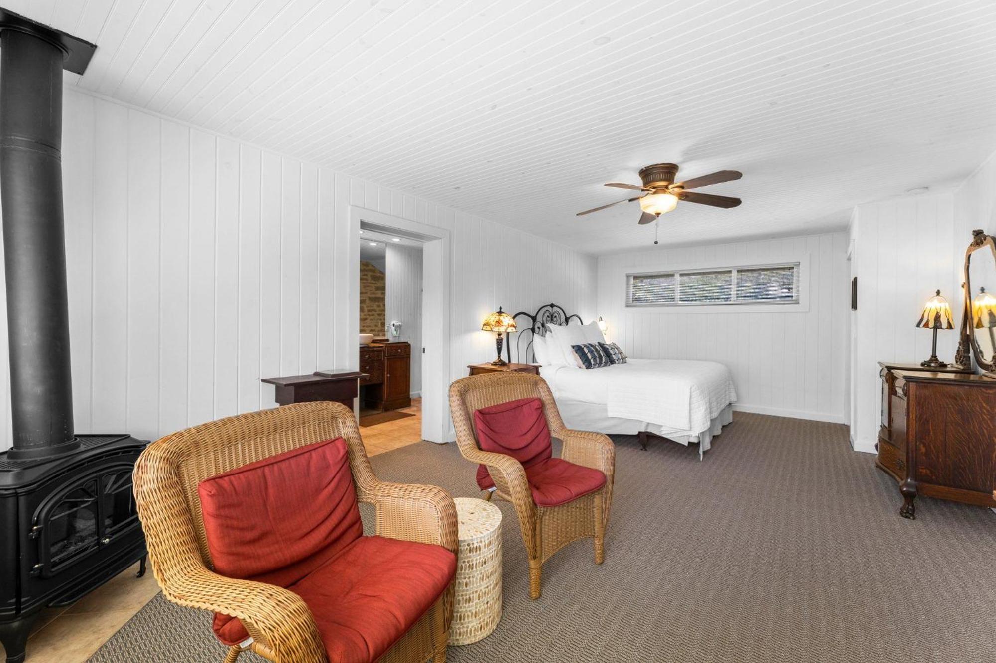 Deluxe King Suite - Photo 3