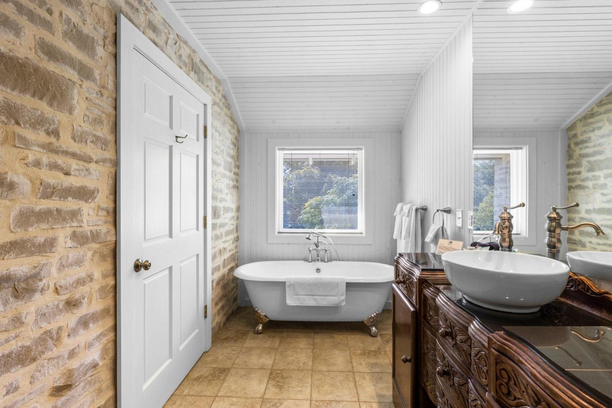 Deluxe King Suite - Photo 5