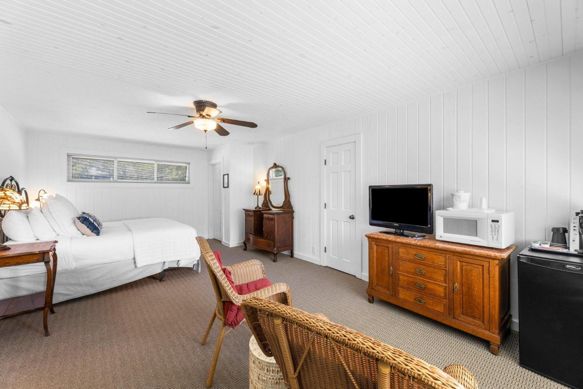 Deluxe King Suite - Photo 6