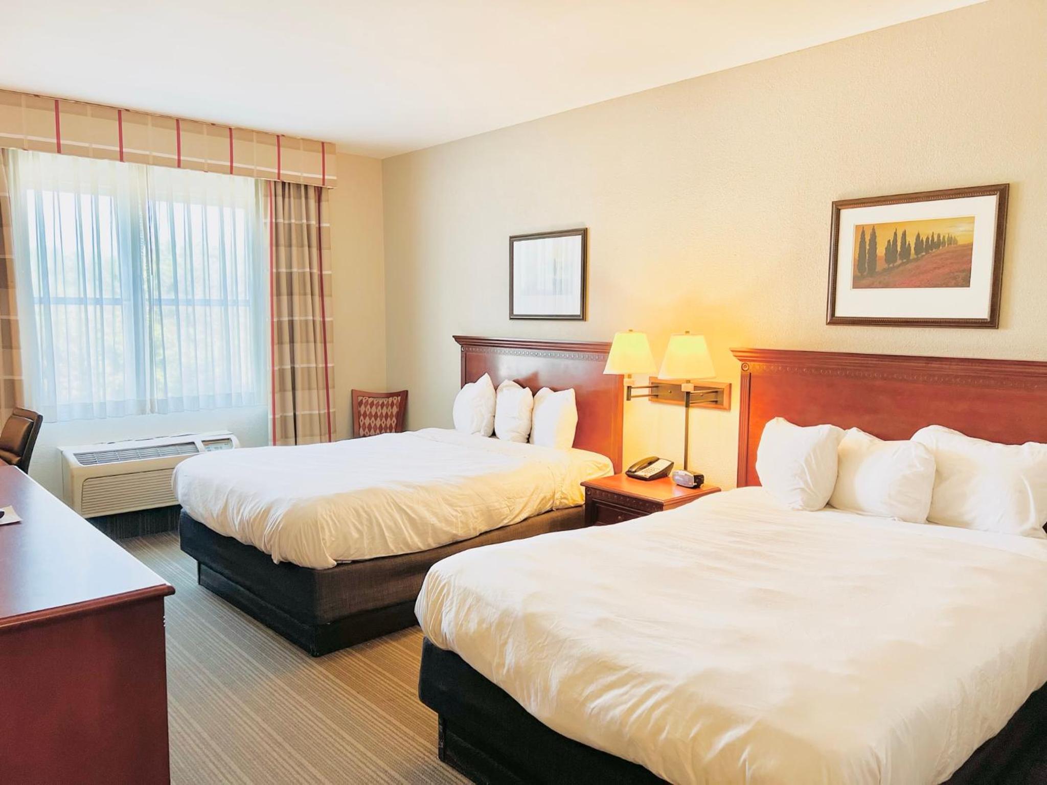 Queen Room with Two Queen Beds with Wheelchair Access  - Non-Smoking - Photo 3
