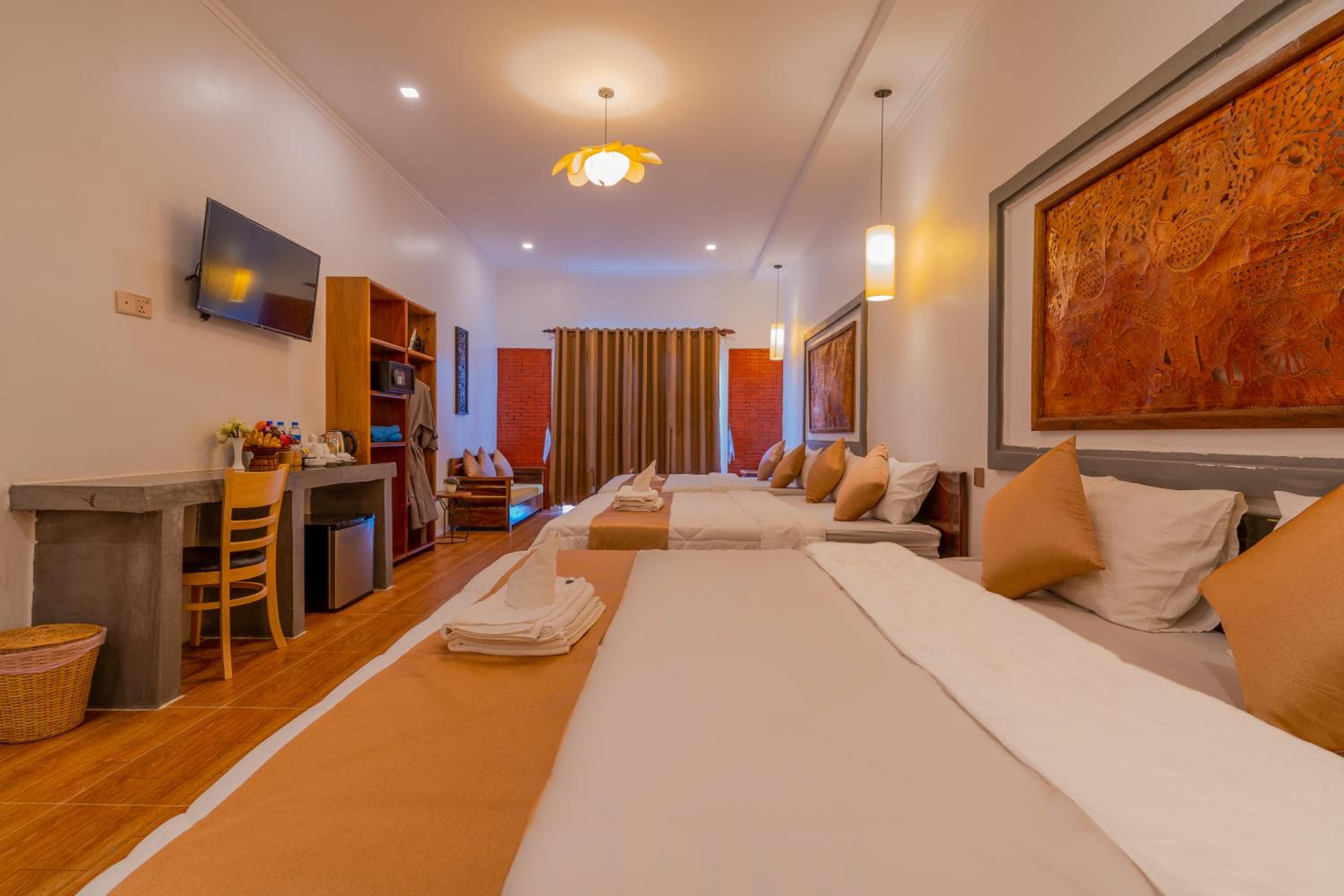 Family Room With Balcony photo 2