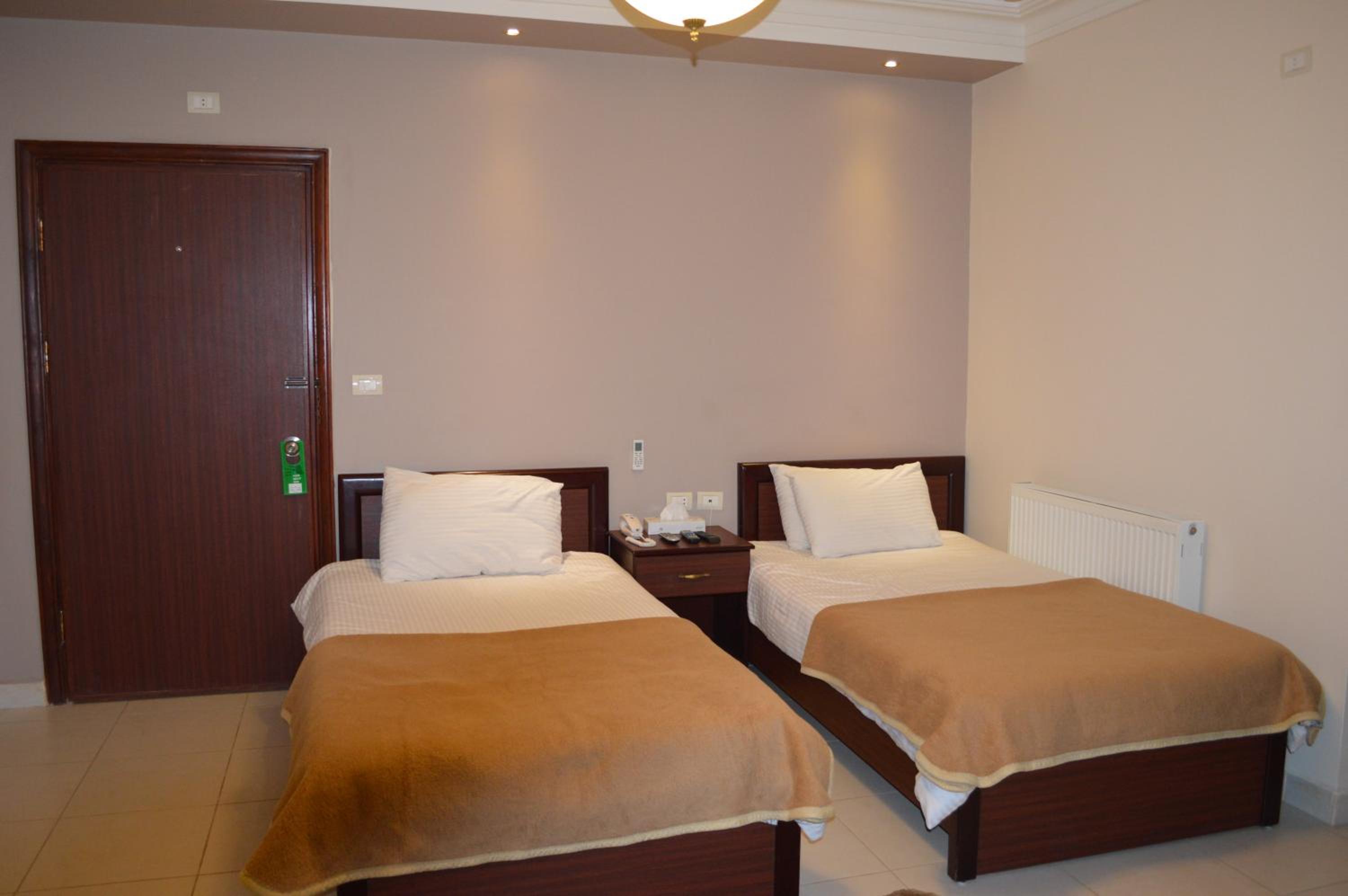 Standard Twin Room - Photo 7