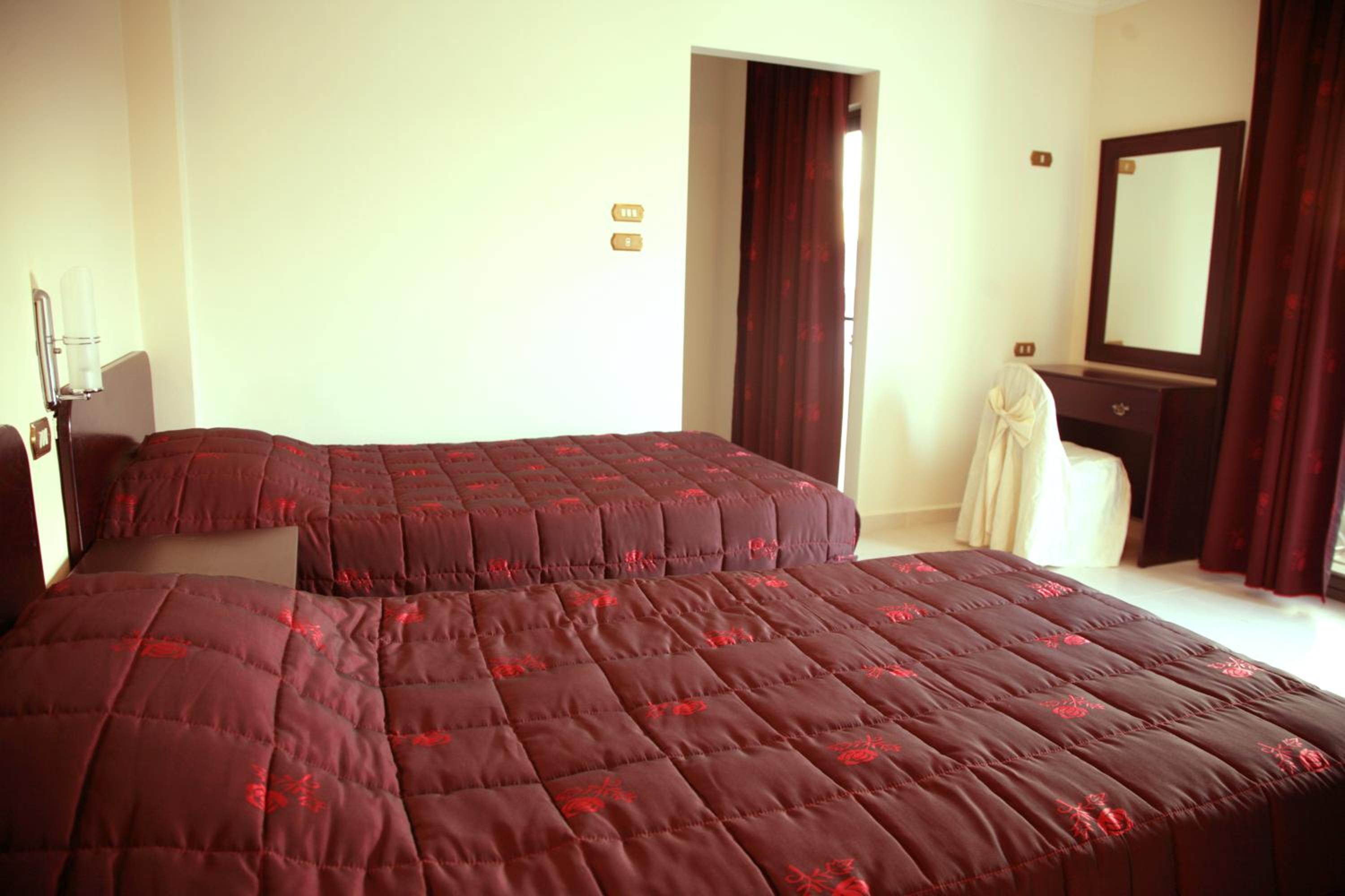 Standard Twin Room - Photo 9