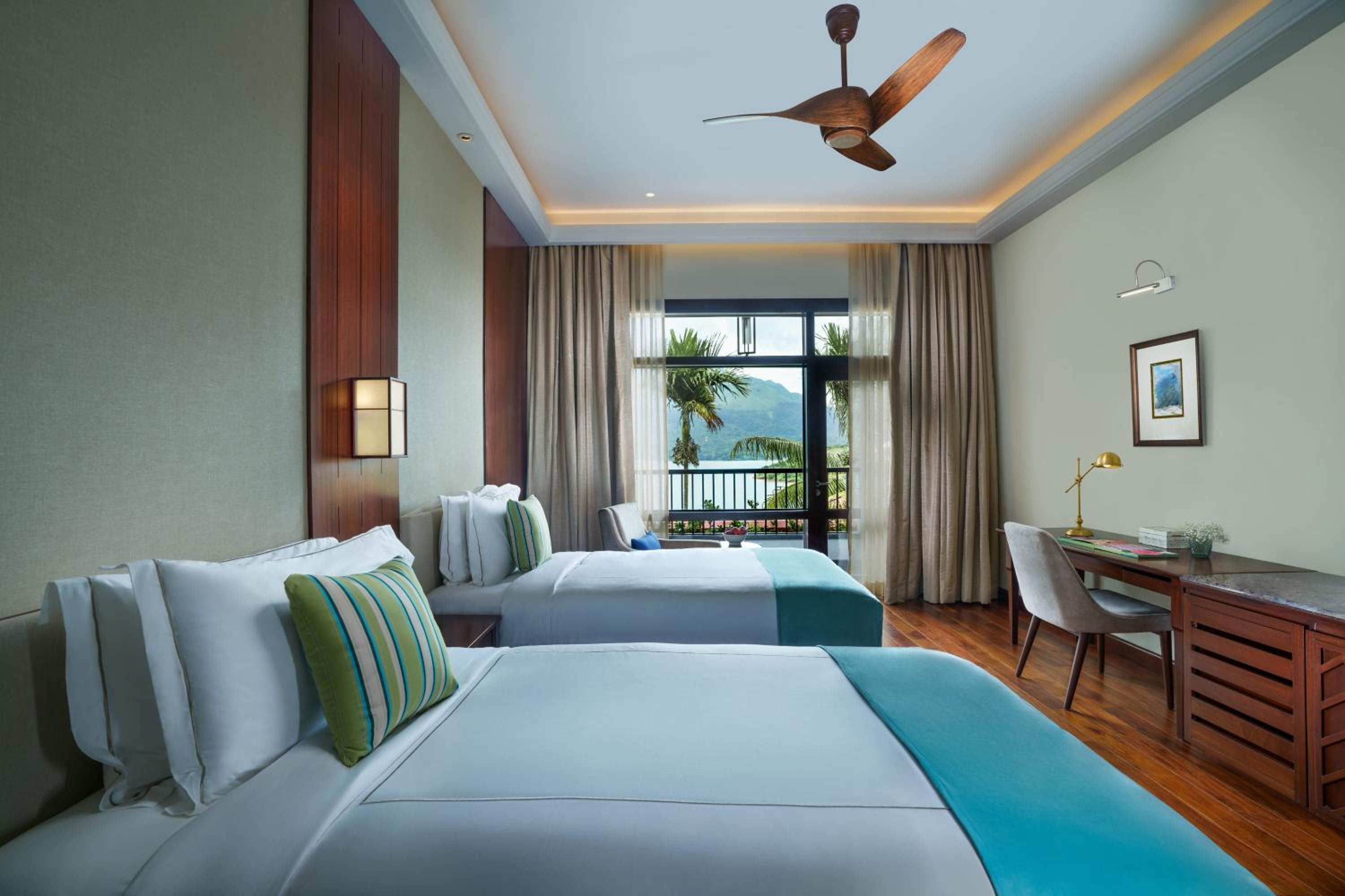 Luxury Room Lake View Balcony Twin Bed