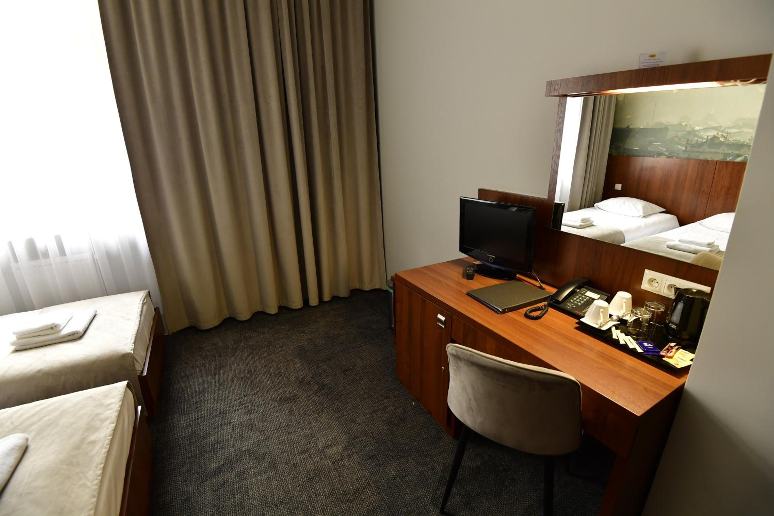 Twin Room - Photo 3