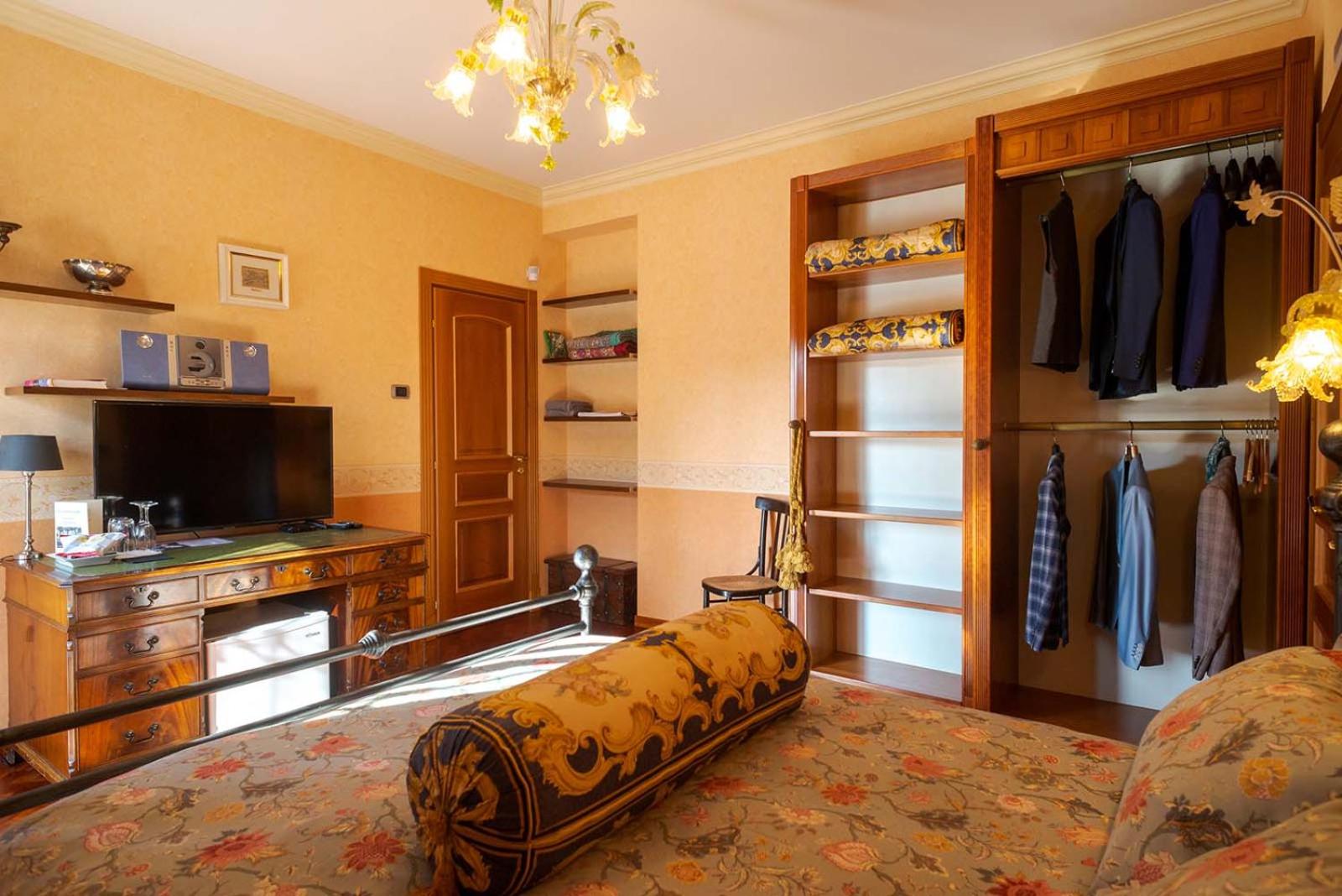 Queen Room with Pool View photo 3