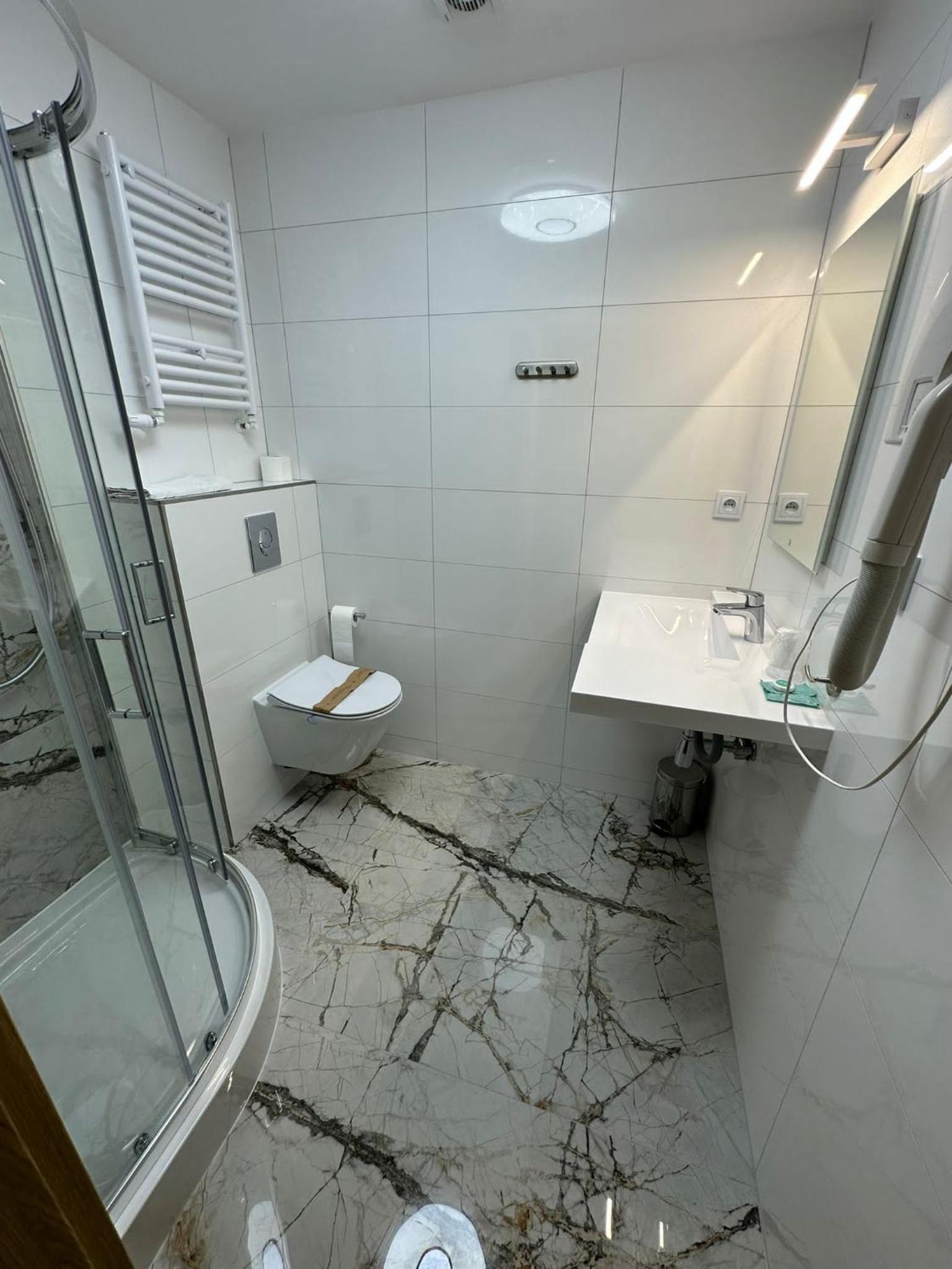 Twin Room - Photo 5