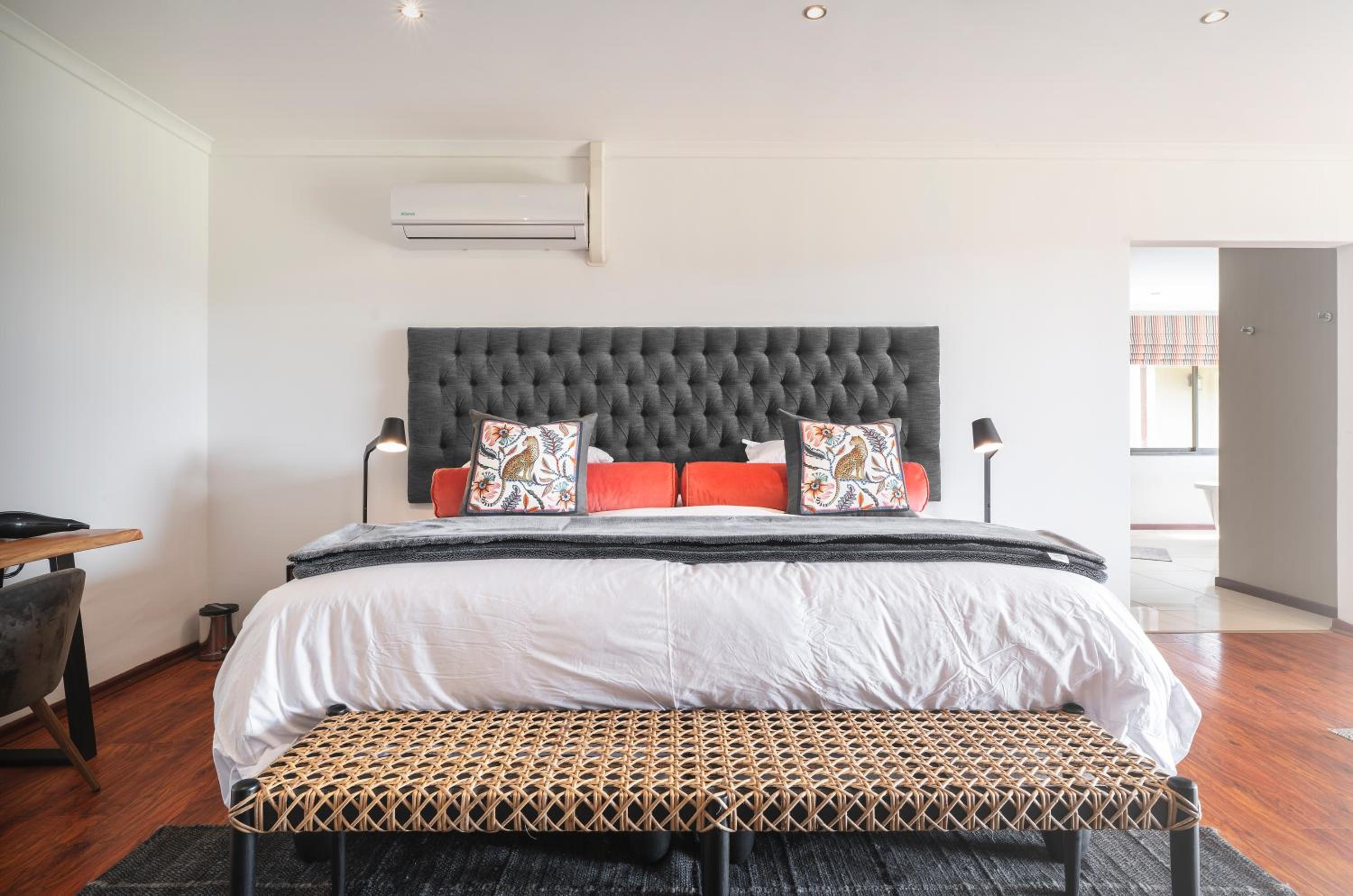 Superior King Suite photo 3