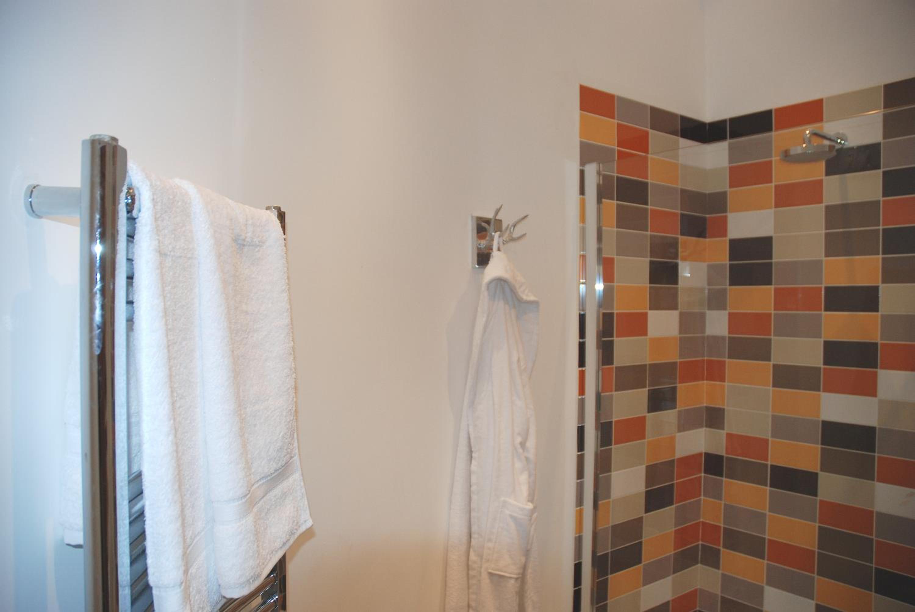 Apartment with Shower - Photo 14