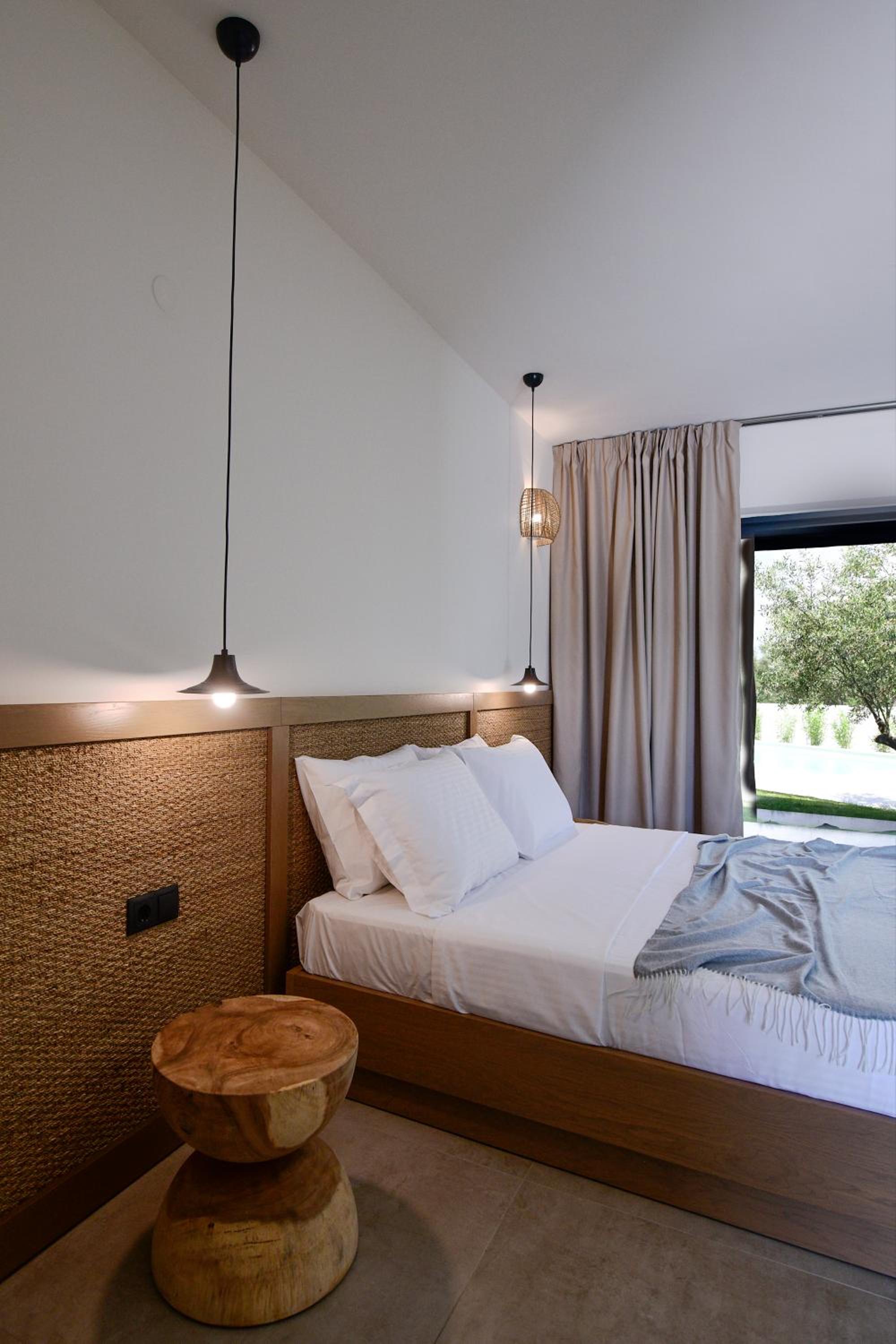 Deluxe Double Room (2 Adults + 1 Child)