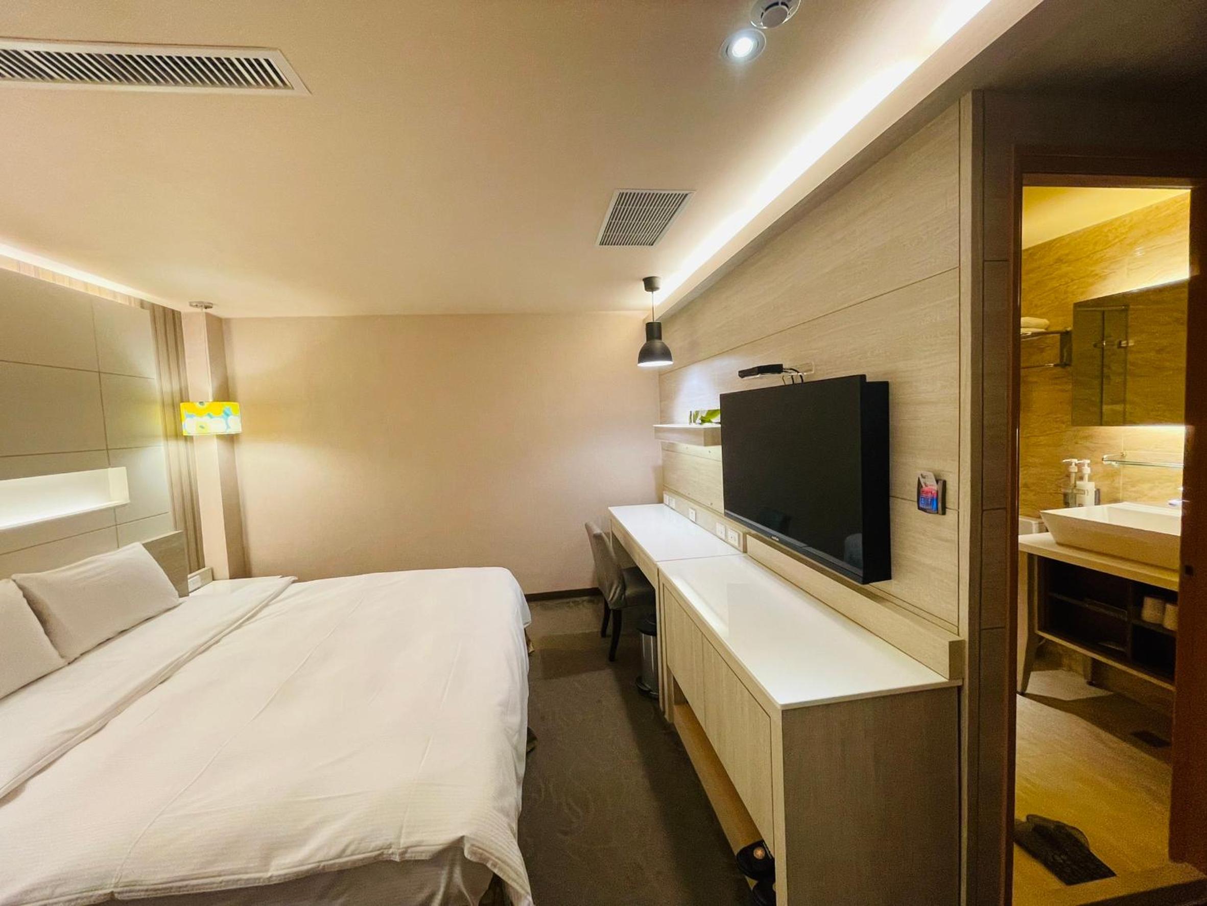 Business Double Room with Shower (No Window)   photo 3
